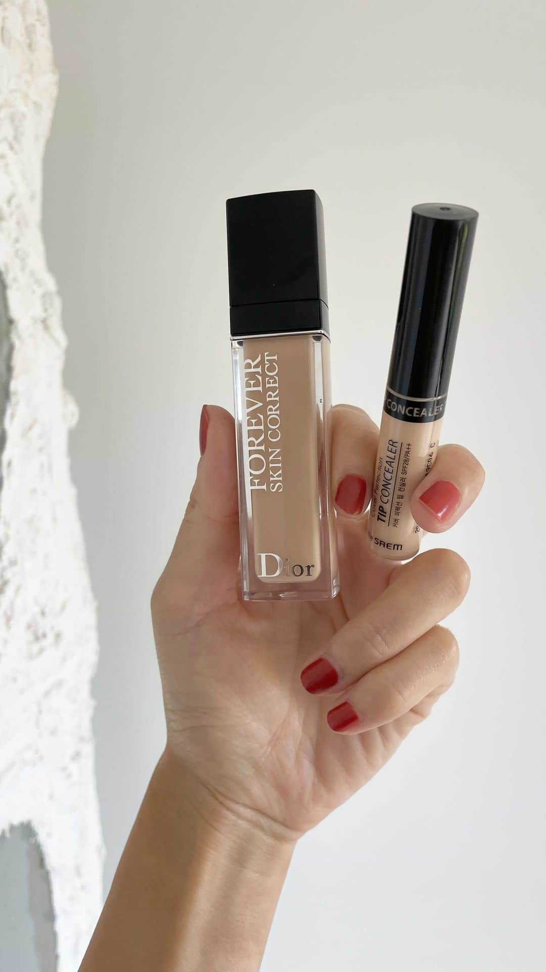 のインスタグラム：「コンシーラー対決 Dior vs the SAEM . . 個人的な感想: Diorは付けた後もしっとりしてて、カバー力もある。柔らかく、夜になってもあまりヨレない。 the SAEM もカバー力もあり、すごく隠れる。少しディオールよりもマットな質感。 人によると思いますが、私はDiorに1票です。素肌感があった方が好きなので、しっとり感が気に入りました！詳しく知りたい方は次のライブで比べてみます！ @diormakeup  #mitomamakeup」