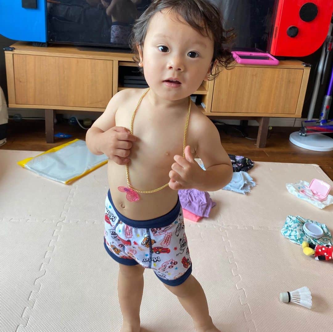 江原千鶴（エハラチヅル）のインスタグラム：「チャラ男風w  イヤイヤ期でトイトレが出来ずでしたが、最近はパンツを履いてくれるようになったので、昼間はパンツにチャレンジしています‼️  トイレは行かないっていうから、声かけだけ続けて、ゆっくりペースでやりたいと思います✨  #うたくん成長記録  #2歳6ヶ月 #トイレトレーニング#トイトレ #お兄さんパンツ」