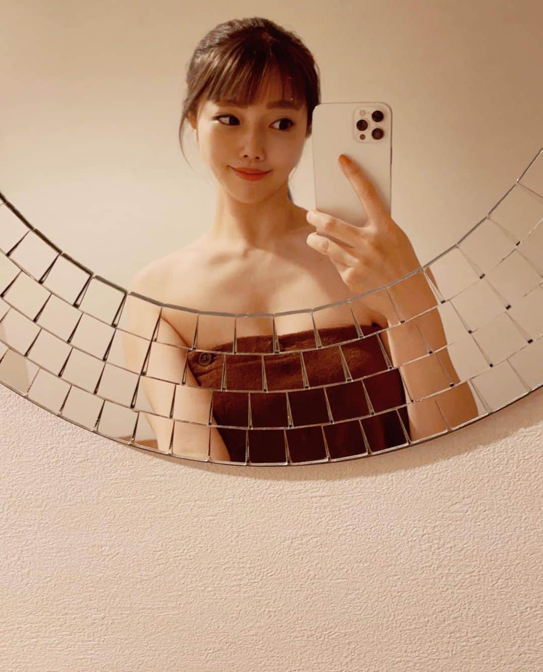 のインスタグラム：「･ そしてお肉を食べた後は、 misonoさんがプロデュースするエステサロンに お邪魔しました💆‍♀️ ･ 私がお願いしたのはブライダルコースというコースで、 マシンあり、ハンドありのスペシャルケアコースでした🤭 ･ CBDオイルで自律神経を調整し、 ヒト幹細胞でお肌を綺麗に😌 ･ ･ いつもエステに行くと ｢申し訳ないのですが指の骨が折れてしまう位、 憎しみを込めてマッサージお願いします｣と 無茶なオーダーをする私。笑 ･ 今回担当してくださったエステティシャンの方は ハンドがとてもお上手で、 私好みの圧で丁寧にしっかりとマッサージしてくださいました🤤ありがとうございました🙇‍♀️ ･ 2枚目のピクピクマシンもコリがほぐれて気持ちよかったぁ😴 ･ misonoさんプロデュースのヒト幹細胞を使った化粧品を使った お仕上げも、香りが良くてとても癒されました🤤 ･ また伺います🙋‍♀️🙋‍♀️🙋‍♀️ ･ ･ ･ @belum_salon  @belum_estheticsalon  @misono_koda_official ･ #beautyday #美來夢 #夢美來」