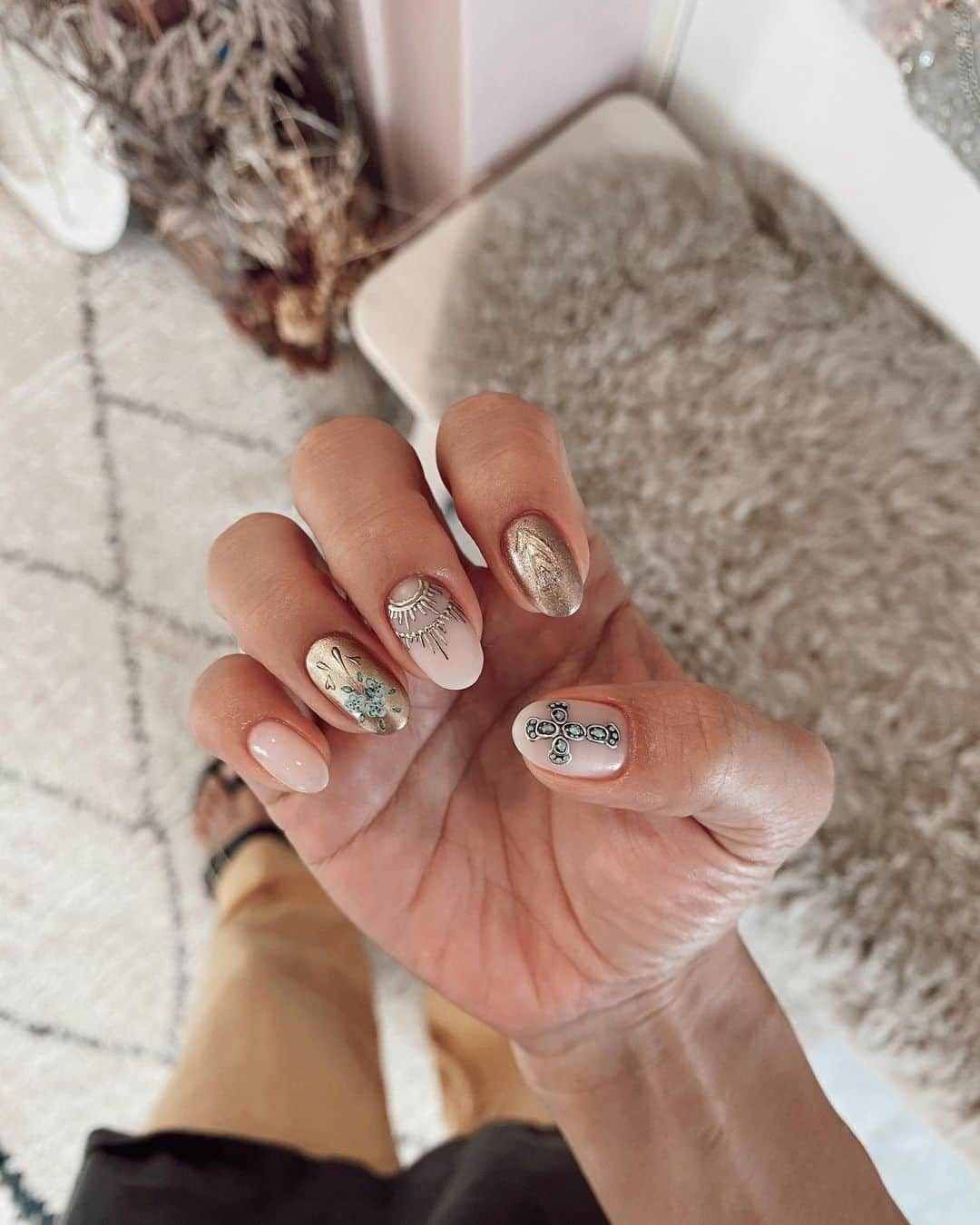 山中美智子さんのインスタグラム写真 - (山中美智子Instagram)「New nail 💅🏾　  今回久々にいっぱいアートしてもらって🤍激かわ🤍  オフしてる時間に一本づつ考えてデザイン決めてるんだけど  本当に @manashika 天才だから、全部が想像を超えるかわいさに💕  テンションあがるー✌🏾  @moonlit_bymananails  @mananails」6月23日 10時24分 - alexiastam1988