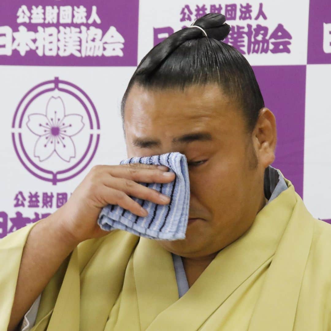 日本相撲協会さんのインスタグラム写真 - (日本相撲協会Instagram)「元幕内の旭日松が引退し、昨日、師匠の友綱親方とともに記者会見を行いました。 今後は桐山親方として、後進の指導にあたります。  @sumokyokai  #大相撲 #sumo #相撲 #力士 #お相撲さん #japanphoto #sumowrestlers #japanculture  #七月場所 #7月場所 #名古屋場所 #旭日松 #塩まき #16年間お疲れ様でした」6月23日 10時24分 - sumokyokai