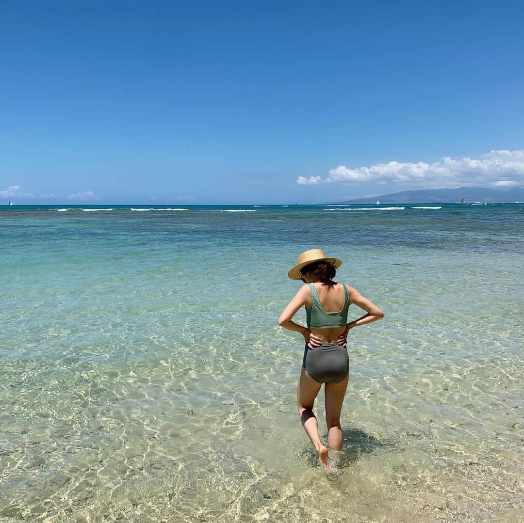 春名亜美さんのインスタグラム写真 - (春名亜美Instagram)「海の季節到来ー☀️⛱ Hawaiiのビーチ恋しいなぁ…🥺🌈  よくご質問頂く、日焼け止め。 皆さんは海に入る日焼け止めを選ぶ基準って何ですか？  旅行で行ってる時は気づかなかったんですが、2年前、3ヶ月Hawaiiに住んだ時に、Hawaiiの人達が海の環境を守ろうとしている熱意に結構な衝撃を受けました。  HawaiiのSHOPなどで売ってる日焼け止めは紫外線吸収剤不使用のものがすごく多いことにも気づいて、それから自分も意識するようになりました。  紫外線吸収剤が、海の環境にダメージを与えてしまうことはもうほとんどの人が知ってるとは思うけど、海の環境視点で日焼け止めを選んでいる人はまだ少ないのかなと思います。  なので、私は 『コパトーン The BLUE』をすごーくオススメしたい🐠 『コパトーン The BLUE』は、紫外線吸収剤不使用のノンケミカル処方なのに、SPF50+ PA++++で、ウォータープルーフなんです🏖  海の環境にもやさしく、お肌のことも考えた日焼け止め🌈  早く海に行きたいなー🐚 ・ ・ ・ @taisho_beauty  #コパトーン #日焼け止め #ノンケミカル #石鹸落ちUVケア #海フォト #コパトーン_PR」6月23日 10時50分 - amiharunaami