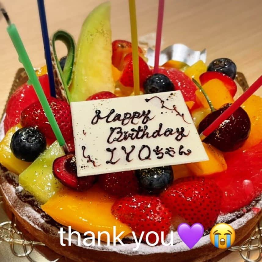 松本伊代さんのインスタグラム写真 - (松本伊代Instagram)「ヒロミさんと 私のお誕生日 そして父の日祝い❤️ 今年もありがとう😭😊  皆さんからお花もたくさんいただきました。 ありがとうございます！  息子達からは なんだか、 レアだぞと言われたTシャツ💜そしてお花(花) 貰いました😭😭😭🧡 @ryo_kozono  父の日のプレゼントは 家族皆んなから レイバンのサングラス💛 パイロットさんみたいだねー！ 似合うんだなぁこれが💓💓 うふふ。  パパとお世話になっている ふぐ武さんに少しだけ お邪魔したら お花といつもねケーキを用意していてくれてました😍✨ 毎年ありがとうございます😭  私が男子君はなかなかケーキ買ってくれないんだー😭 と、昔言ったのを覚えていてくれていて、 ケーキはふぐ武の女将がいつも気を遣ってくれます 😭😭😭😭🧡🧡🧡 @azabufugutake  　　 #お誕生日 #レンバンサングラス #パパ似合う #ありがとう息子達 #さんきゅーあっくん #ふぐ武 #ryo_kozono #松本伊代 #ヒロミ #小園凌央」6月23日 11時02分 - iyo14_official