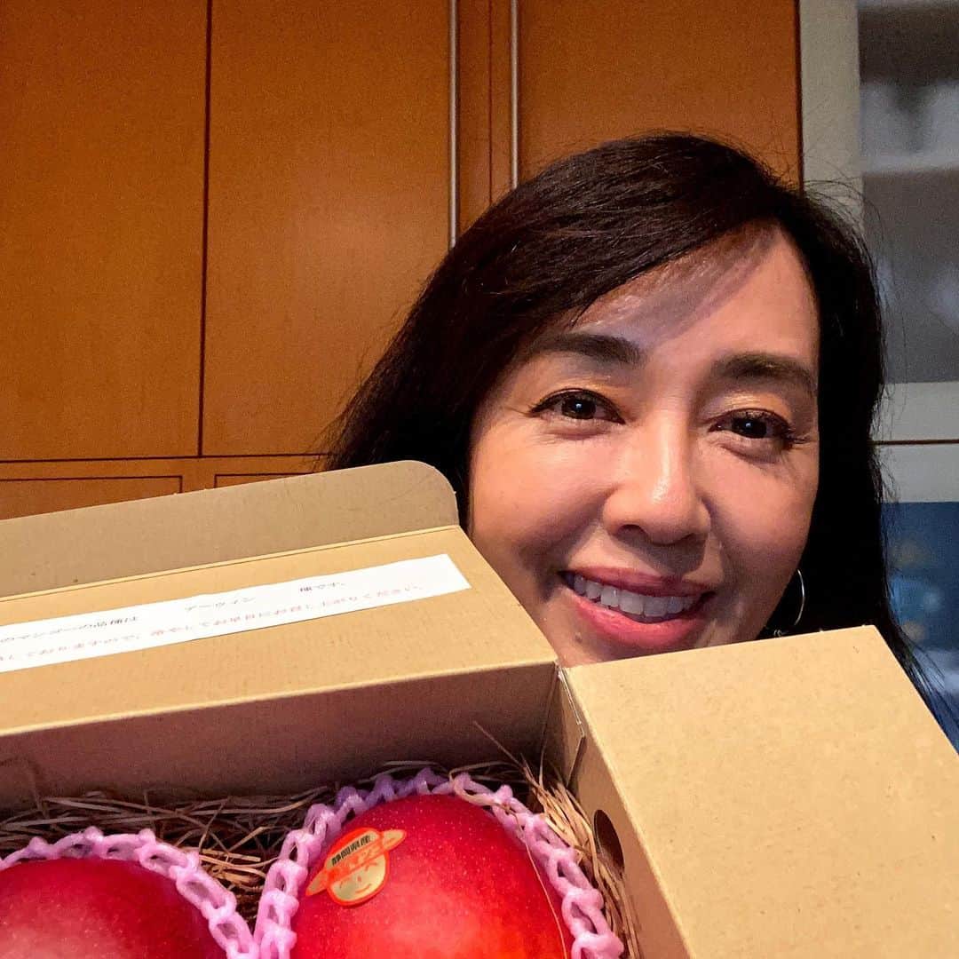 早見優さんのインスタグラム写真 - (早見優Instagram)「やっくん、ありがとう❗️ Delicious looking mangoes from @hirohide.yakumaru  Thank you!!!  #マンゴー #薬丸裕英　さんからいただきました #いつもありがとうございます」6月23日 11時39分 - yuyuhayami