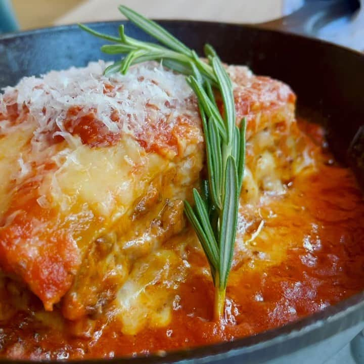 Arancino Di Mareのインスタグラム：「Have you tried our Lasagne al Forno?  It is one of our most popular dishes at #arancinodimare! 🇮🇹 #arancino #lasagna #honolulu #lasagne #mozzarella #waikiki #hawaii #アランチーノディマーレ #アランチーノ #イタリアン #パスタ #ハワイ #ホノルル #oahu #aloha #haleainaawards #hawaiisbestkitchens #italianrestaurant #italian #eat #eatinghawaii #hawaiifoodreviews #oahu #italy #tomatosauce #cheesy #pasta #dinner #cheese #lasagnealforno」