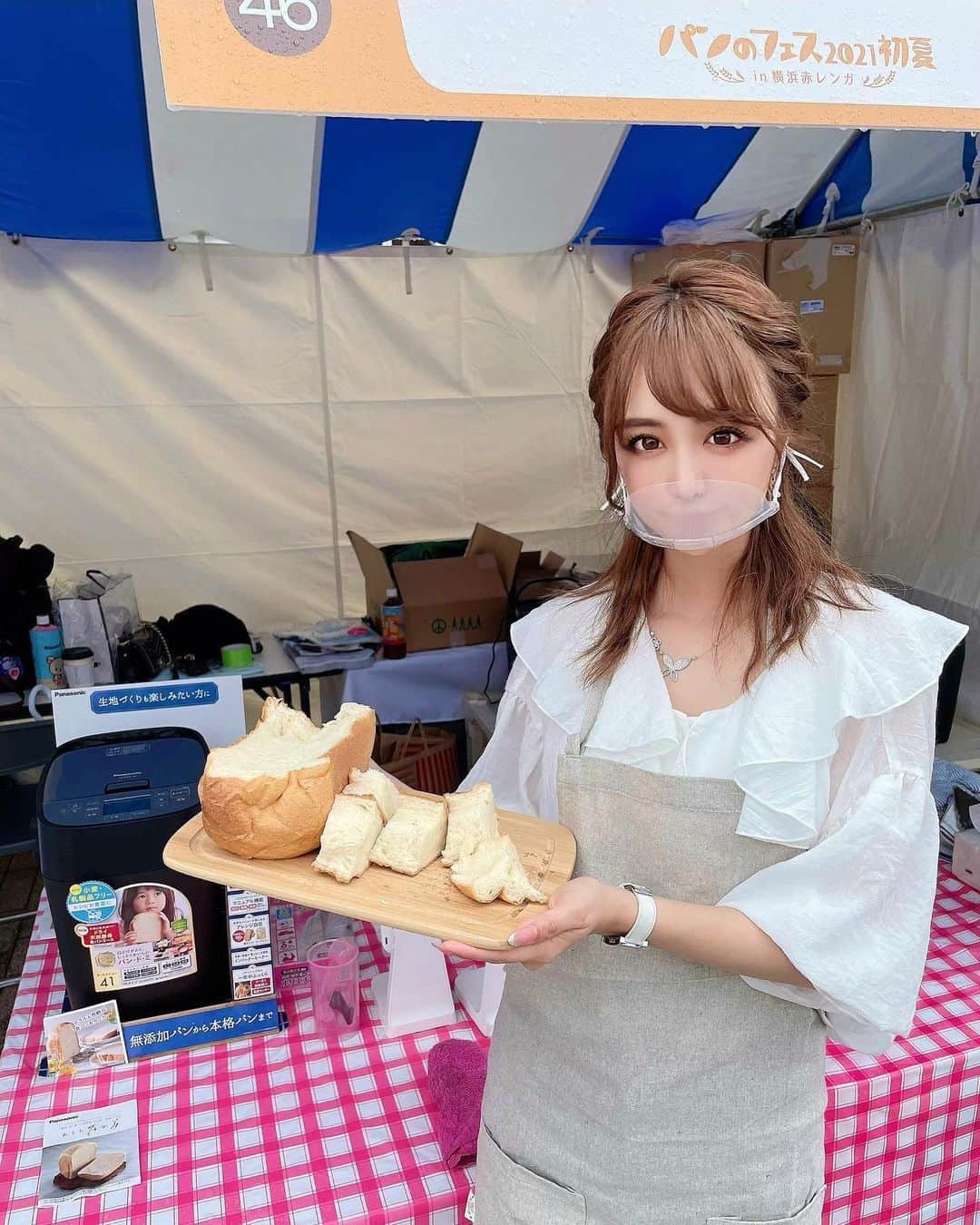 サキ吉さんのインスタグラム写真 - (サキ吉Instagram)「6/19💓 横浜赤レンガ倉庫で開催されたパンフェスに行ってきましたー🥰 トヨタさんのブースでパン作り教室にも参加したよ🥖🍞🥐 なんとこのパン……💥 新型MIRAIで給電して作ったの！✨ ビックリだよね😭💕💕💕 ふわふわで美味しかったー😍😍😍 MIRAIの給電機能で災害時にも電気が使えるよ✨ 改めてすごい車だなぁ……👏 カッコイイだけじゃない！ 環境にも優しい素敵な車✨✨✨ その他にも、前に紹介したかなりお買い得なキャンピングカーも展示されてました🙆‍♀️❤️ ． ペニーレインなど有名なパン屋さんのパンもゲットして、パンフェスを楽しんだあとは…… ． 横浜で今話題のエアキャビンに乗ったよー🥺💓💓💓 しぴたんとずっとはしゃいでた🤣💕 景色も良いし映え写真が撮れます👌✨ 横浜観光するならこれは絶対乗っておきたいね！ ． そしてマイルートを使って次のルート検索✨ めちゃくちゃ便利🥰 水素で走る燃料電池バスのSORAに乗って元町ショッピングストリートへ行くことにしたよん🙌 ． 横浜観光、後半へ続きます🙆‍♀️❤️ ． @atyokohama_jpn @yokohamaaircabin #toyota #新型MIRAI #yokohamaaircabin #マイルート #myroute #ヨコハマをスマートに楽しもう #横浜観光 #横浜赤レンガ倉庫 #パンフェス #エアキャビン #pr」6月23日 12時41分 - sakikichi1201