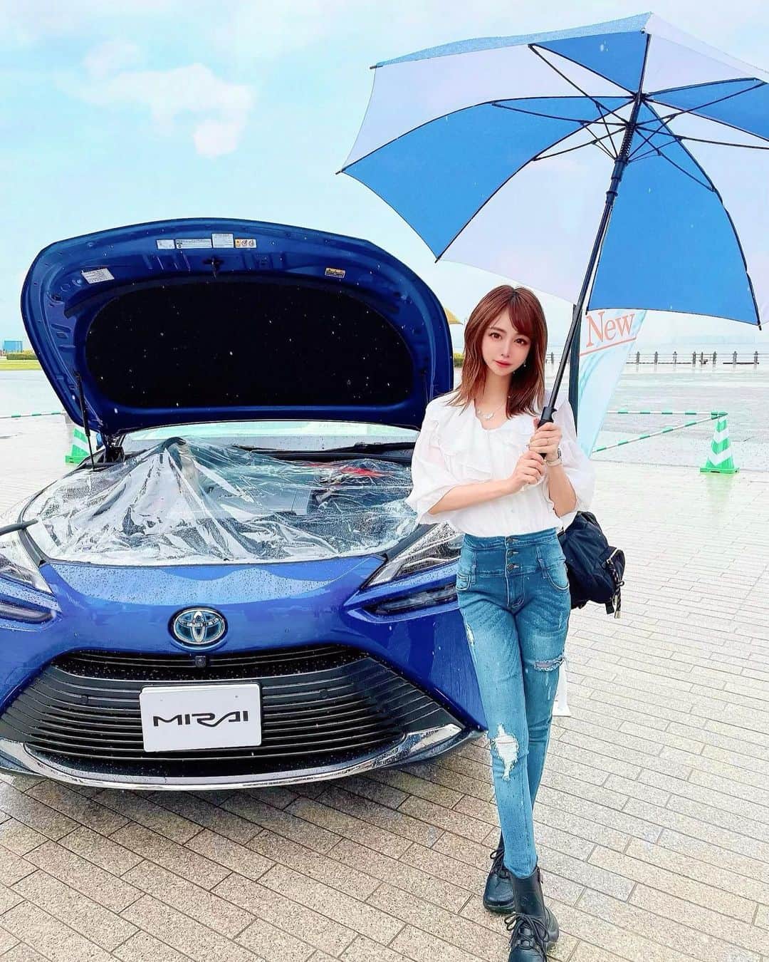 のインスタグラム：「6/19💓 横浜赤レンガ倉庫で開催されたパンフェスに行ってきましたー🥰 トヨタさんのブースでパン作り教室にも参加したよ🥖🍞🥐 なんとこのパン……💥 新型MIRAIで給電して作ったの！✨ ビックリだよね😭💕💕💕 ふわふわで美味しかったー😍😍😍 MIRAIの給電機能で災害時にも電気が使えるよ✨ 改めてすごい車だなぁ……👏 カッコイイだけじゃない！ 環境にも優しい素敵な車✨✨✨ その他にも、前に紹介したかなりお買い得なキャンピングカーも展示されてました🙆‍♀️❤️ ． ペニーレインなど有名なパン屋さんのパンもゲットして、パンフェスを楽しんだあとは…… ． 横浜で今話題のエアキャビンに乗ったよー🥺💓💓💓 しぴたんとずっとはしゃいでた🤣💕 景色も良いし映え写真が撮れます👌✨ 横浜観光するならこれは絶対乗っておきたいね！ ． そしてマイルートを使って次のルート検索✨ めちゃくちゃ便利🥰 水素で走る燃料電池バスのSORAに乗って元町ショッピングストリートへ行くことにしたよん🙌 ． 横浜観光、後半へ続きます🙆‍♀️❤️ ． @atyokohama_jpn @yokohamaaircabin #toyota #新型MIRAI #yokohamaaircabin #マイルート #myroute #ヨコハマをスマートに楽しもう #横浜観光 #横浜赤レンガ倉庫 #パンフェス #エアキャビン #pr」