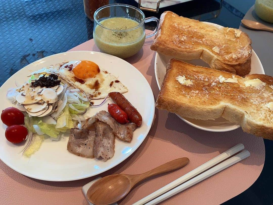 矢部美穂さんのインスタグラム写真 - (矢部美穂Instagram)「お昼ご飯🍴 起きたのが遅かったので💦 ファイトケミカルスープで健康に😊　@soup_chikara   では、これから掃除します🧹 後ほど、前から言っていたリビング写真お見せしますね✨ 気に入っているので💖  #昼ごはん #昼ごはんプレート  #ファイトケミカル #ステイホーム #40代  #矢部美穂」6月23日 12時56分 - miho.yabe.0607