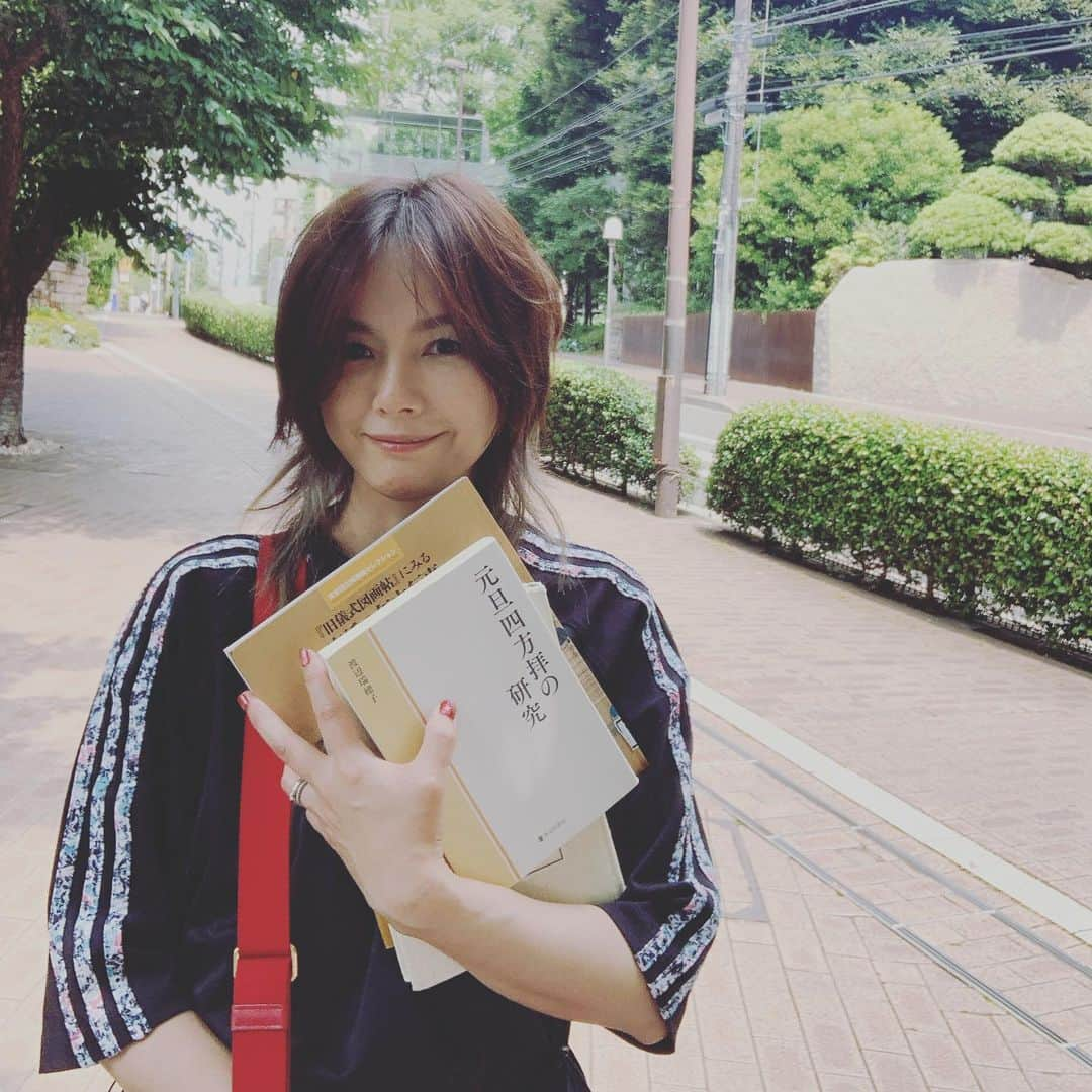 相川七瀬さんのインスタグラム写真 - (相川七瀬Instagram)「リハーサルと授業とレポートで、頭の中がわちゃわちゃし始めた😅 期末レポート5本、、、🥶地獄。 大学の図書館で資料かきあつあつめてきた😅さぁ、わたしの脳よ動いておくれー」6月23日 12時59分 - nanasecat