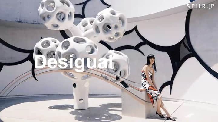 新井貴子のインスタグラム：「Summer is coming🔥❤️  Desigualと、パリを拠点に活躍するコロンビア人デザイナー、エステバン・コルタザールとのアーティスティックなコラボ🕺🏻🎨 エネルギッシュで素敵なコレクションでした✨ movieは本日公開！  Videographer @kodaiphoto  Stylist @mayu_yauchi  Hair & Make-up @taro6078   @desigual @estebancortazarofficial @spurmagazine #DesigualxEstebanCortazar #Desigual #SPUR」
