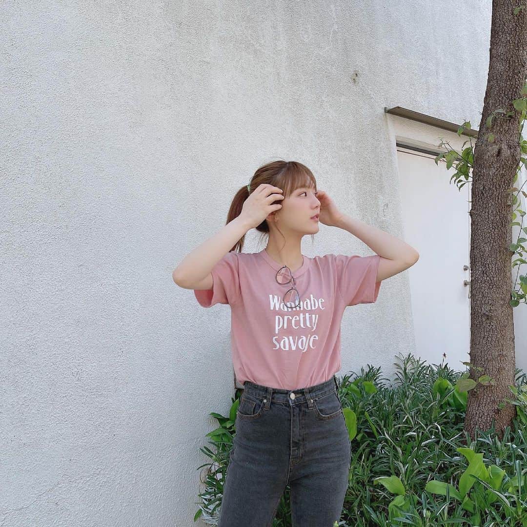 ひよんのインスタグラム：「👸💓  この前のお洋服👗🎀 ●Tシャツ @9unq.official  ●デニム @chuu_japan  ●メガネ ヒカリエ(UVカットだよ☀️)  デニムの質問すごく多かった🤭❤️ chuuの-5kgデニムだから少しスタイルよく見せてくれる☺️✨ 9unqのTシャツは最近本当にたくさん着てる😍  #ひよん #ひよん服」