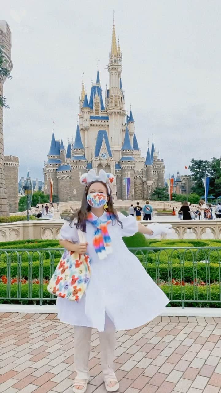 のインスタグラム：「. . 今日のお目当て無事ゲット🌈🌈🥰  詳しくはまた載せるね！ 楽しんできます🥰🥰  #changeoutfit #fashionchange #disneyootd#disneybound#ootd#disneyblogger」