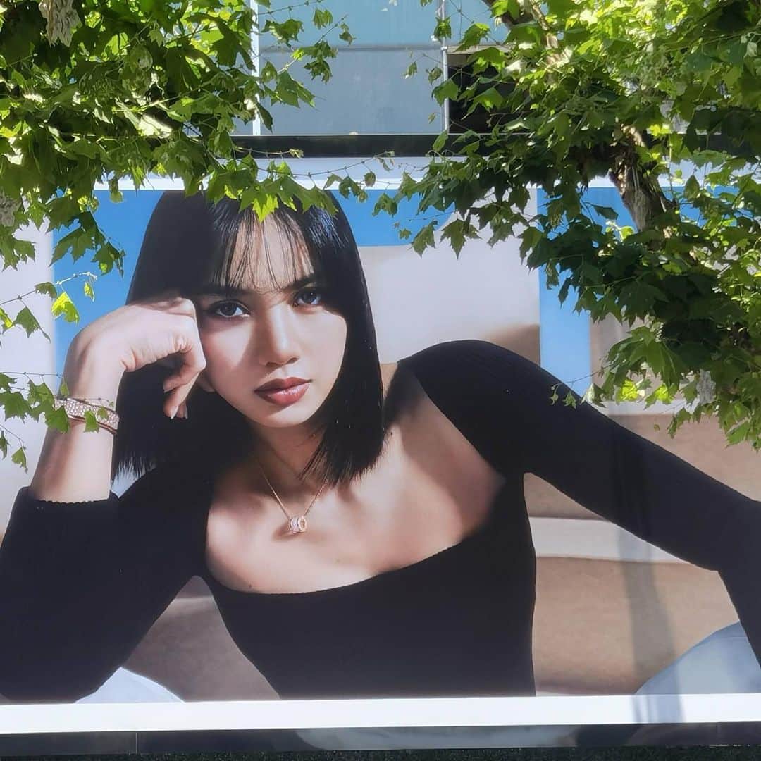 リサさんのインスタグラム写真 - (リサInstagram)「It’s here, The campaign. Fan spotted LISA billboard for @bulgari in China #Bzero1 🤩🤩🤩  Are you excited?  cr: Fan on Weibo  . #LISA #LALISA #리사 #블랙핑크 #BLACKPINK #LALISAMANOBAN #LALISAMANOBAL #blackpinklisa #lisablackpink」6月23日 13時30分 - lisa.blackpink