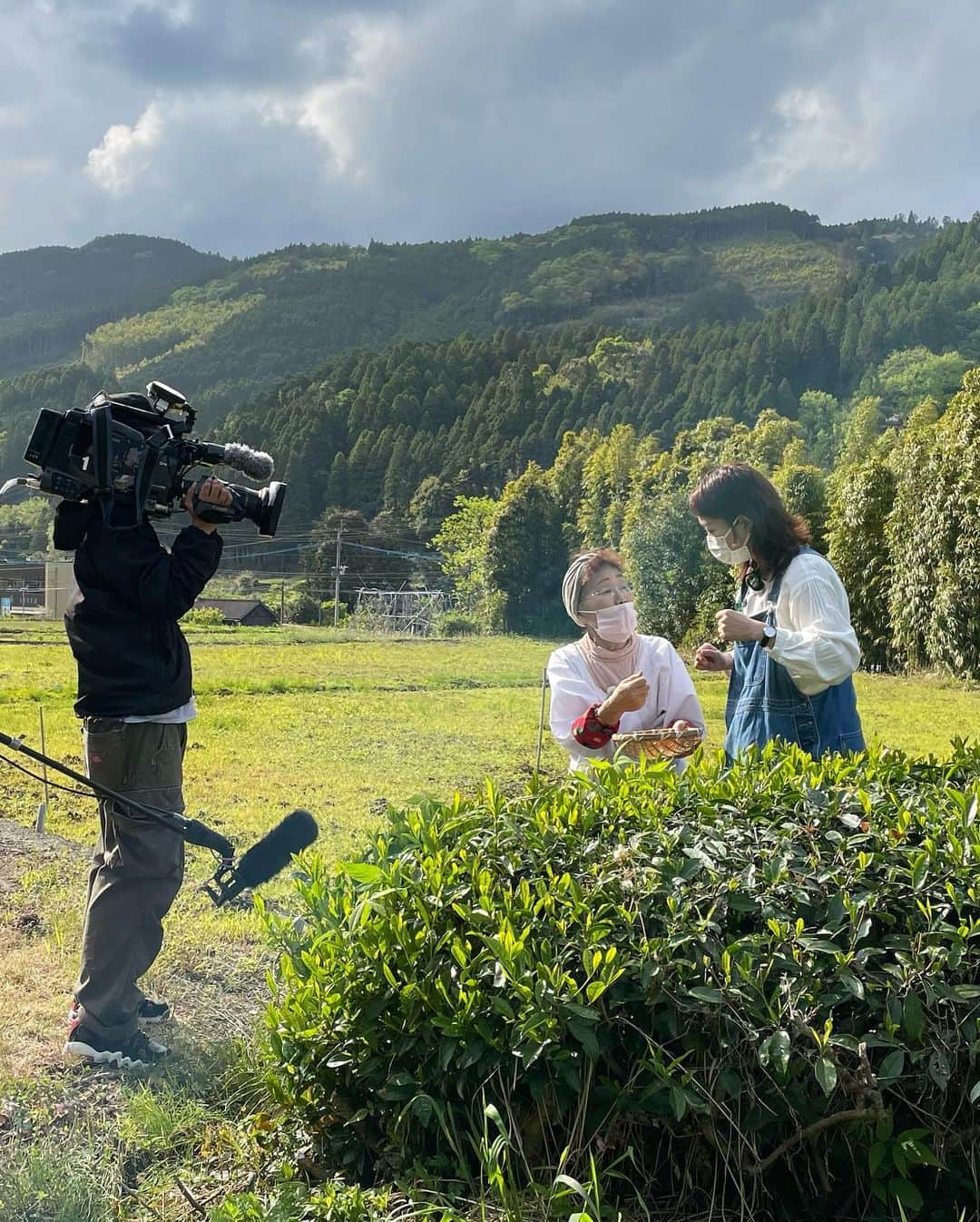 小雪さんのインスタグラム写真 - (小雪Instagram)「🌟 大好きな星野村の人たちと自然🌳 ずっと深呼吸したくなる。 ずっと笑ってる。 ずっとやさしい。  いつもありがとうございます😊  #星野村 #ももち浜ストア」6月23日 23時27分 - koyuki2