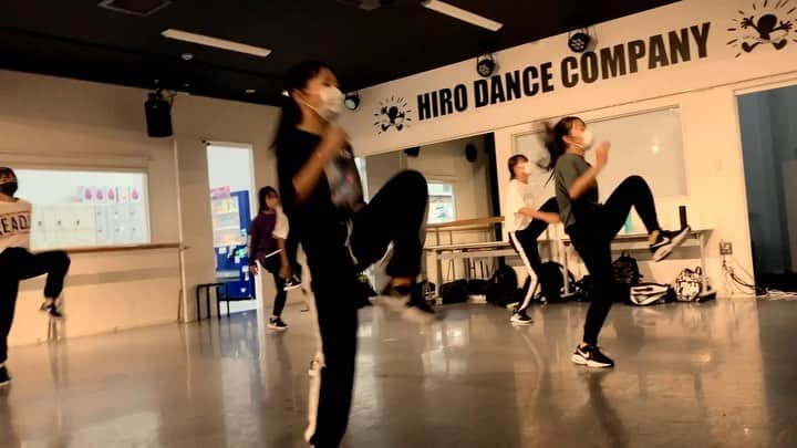 Miki Hirookaのインスタグラム：「HIRO DANCE COMPANY @hiro_dance_company   やっと、、スタジオレッスン再開🥺🔥🔥🔥🔥  みんなの踊りたかったー❗️ってエネルギーがグワングワン伝わってきて、ほんまにみんなダンス好きなんやなぁと✨👏  約2ヶ月間の動画レッスンで 慣れない動画でも一生懸命頑張って、練習しました！見てください！って踊った動画を送ってきてくれたり。直接教えてはあげられないけど、一人一人に細かくアドバイス出来る良い機会で、私自身もすごく楽しかった。  毎週みんなのこと動画で踊り見てるから、久しぶりに会った感はそんなになかったけど、みんなの成長と変化は驚くほど伝わって先生感動。。  今日はもう細かいこととか全部なしにして、ただただいっぱい踊ろう🔥ってことで ひたすら踊って汗だくになりながらギラギラ踊るみんなを見て、あーこれこれ🤣この熱気🔥って感じでめーっちゃテンション上がった。ワタシが。笑  やっぱり思いっきり踊りたいよね！  でも緊急事態宣言が解除されたとはいえ、まだまだ猛威をふるってるコロナ🦠 油断は許されないし、何よりみんなの命が大切なので。 これからも安心してスタジオでレッスンが続けられるように、感染防止対策を強化しつつ、みんな一人一人が意識を持って気をつけて、力を合わせて頑張っていきたいと思います。  とにかく今日は、久しぶりにみんなの元気な顔が見れて踊りが見れて、幸せでした。 当たり前なんてものはないと痛感。  これからも子供達が生き生きと頑張れる場所、楽しめる場所を作っていきたいです。  HIRO DANCE COMPANY頑張りますっ！よろしくお願いします。  #hirodancecompany  #ヒロダンスカンパニー #ヒロ #スタジオ再開 #レッスンスタート #MIKIクラス #感染防止対策 #みんなの居場所 #おかえり」