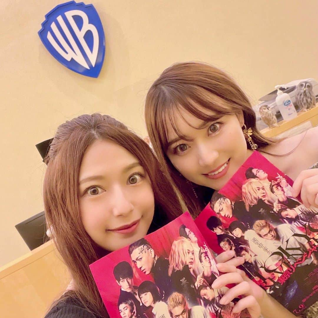 小越しほみさんのインスタグラム写真 - (小越しほみInstagram)「東京リベンジャーズの映画の 試写会にご招待頂いて ちえるちゃんと観てきたよ🎬✨ ・ 大好きな作品だからドキドキだったけど 配役もあってたし話もいい感じにまとまってて すごくよかったぁぁ😭🤍 ・ 先に漫画とかアニメ観ちゃってると 実写で満足できること少ないんだけど すごい満足できて興奮してる🔥 ・ ちえるちゃんがマイキーコス似合いそうだから 私ドラケンやろうか今真剣に悩んでる🤣 ・ ・ ・ ・ ・ #東京リベンジャーズ #東京卐リベンジャーズ #実写映画 #映画 #movie #cinema #東京リベンジャーズ好きな人と繋がりたい #ヲタ活 #ヲタク」6月23日 23時34分 - shihomi1129