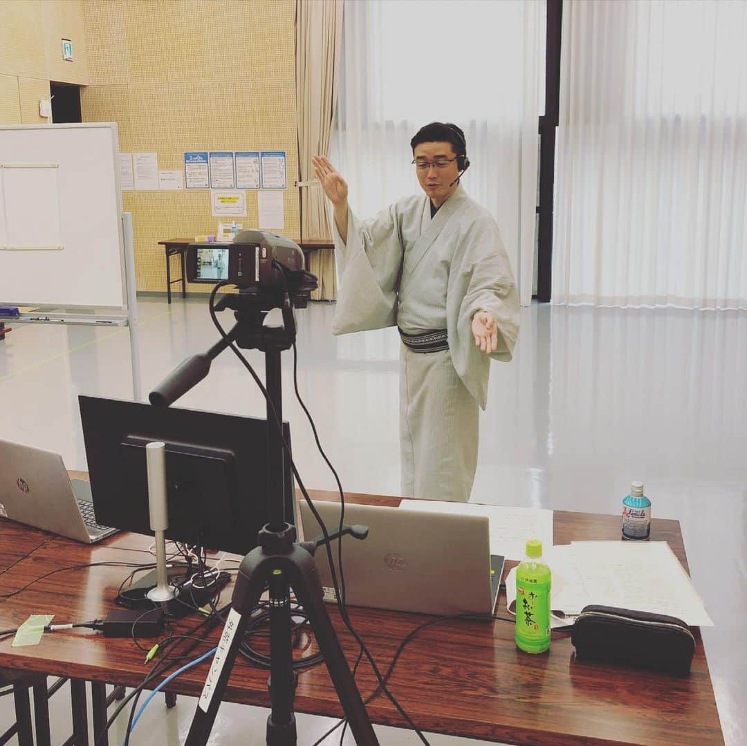 尾上菊之丞さんのインスタグラム写真 - (尾上菊之丞Instagram)「また今年も京都藝術大学のスクーリング勤めることができました。2日間で800分 昨年に続きリモートになってしまいましたが、大学スタッフや学生さんたちがリモートでの講義がスムーズに運ぶよう協力してくださり、とても楽しい時間を過ごしました。  踊りも教える事で学ぶことがたくさんありますが、座学も同じで、学生さんにお話をしながら自分の頭の中が整理されていくことを感じています。  写真は昨年の使い回しではありません💦  #尾上菊之丞 #京都芸術大学 #スクーリング #日本舞踊 #古典芸能」6月24日 0時06分 - kikunojoonoe3