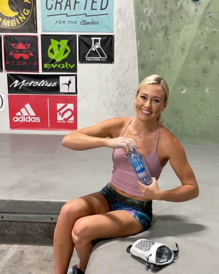 シエラ・ブレア・コイルのインスタグラム：「Temps are getting hot in AZ 🔥 It’s extra important for me to stay hydrated during training. @perfecthydration makes this easy with their 9.5+ alkaline water & electrolytes 💪🏼 #PHambassador」