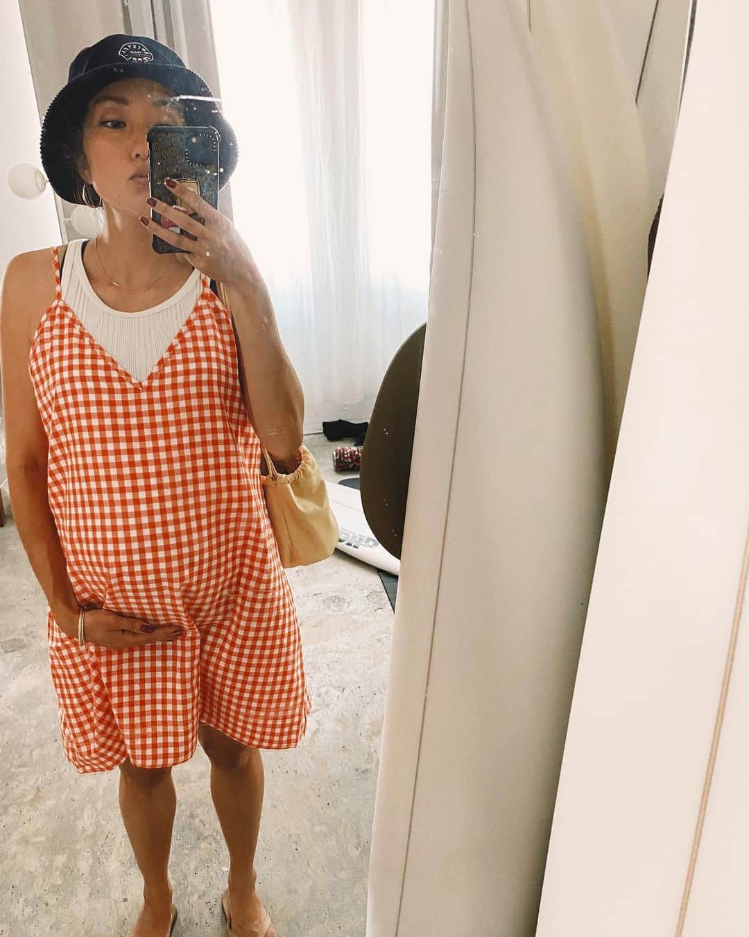 堀舞紀さんのインスタグラム写真 - (堀舞紀Instagram)「🦞 . . . 腹でかおばちゃんは ワンピの下に 五分丈スパッツをはきこんでいます。 . . 五分丈スパッツは 万能で teeの下にも合わせてコーデできるし、 夏の妊婦の強い味方でつ。 . . 妊娠期間が暑い時期の方々は ぜふぃ 五分丈スパッツを！！ (これは妊婦用🤰🏽も買いました) . . サイクリング🚴‍♀️パンツって 言うのかな？！ オシャマな呼び方は。 . . とりあえず 膝上のスパッツの事です。 . . 今日は 昔からの地元のお友達が 全部赤ちゃんグッズを処分してしまった 私なんぞの為に スイマーバとかベビーバスとか とにかく赤子用品を譲ってくれました 🙌🏾💦 . . 何しろ妊婦だと言う自覚もあまり ないまま妊娠後期に入る 母ちゃんなので💦 何ひとつ準備していませんの😵‍💫 . . 神様仏様カオリ様！！ どうもありがとう🙇🏽‍♀️！！！ この 使う時期の限られた商品達を また1から揃える気力なんて 今のワシにはありまへん🤢 . . 周りがいつのまにかどんどん ママになっていて 立派に子育てしている姿をみると 😳スゴイ😳 と感心と尊敬の眼差し。。 . . 私もちゃんと2人の母ちゃん出来るかな😅 . . 2人目が産まれたら 前回失敗した混合ミルクを やってみたいし！ なるべく抱っこ紐しないで ベビーカーで過ごしたいし、 夜は沢山寝てもらいたいし、 cannyO とキャンプ🏕行きたいし😭 ↑ 夢物語。 . . 叶うといいなぁ〜 あと。 私的に1番いらないシステムが "出産祝い制度" 🙋🏽‍♀️。 . . なんでだろ、、 祝われたくない😂← . . なので みなさん、 お疲れ〜🙋🏽‍♀️ッ てメッセージだけで🌷4649 . . . #27weekspregnant  #week27 #妊娠中期　も今日でおしまいける。 #検診が増えてめんどくさい　けど 中身の大きさが気になる、、 #妊婦コーデ #マタニティコーデ #妊婦服　#夏の妊婦 #出産準備」6月23日 15時52分 - mainohori