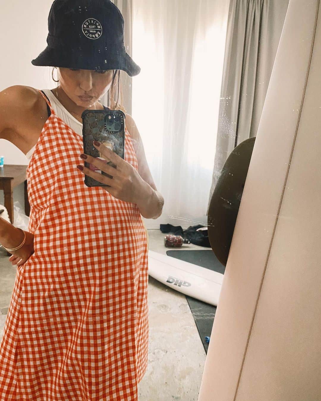 堀舞紀さんのインスタグラム写真 - (堀舞紀Instagram)「🦞 . . . 腹でかおばちゃんは ワンピの下に 五分丈スパッツをはきこんでいます。 . . 五分丈スパッツは 万能で teeの下にも合わせてコーデできるし、 夏の妊婦の強い味方でつ。 . . 妊娠期間が暑い時期の方々は ぜふぃ 五分丈スパッツを！！ (これは妊婦用🤰🏽も買いました) . . サイクリング🚴‍♀️パンツって 言うのかな？！ オシャマな呼び方は。 . . とりあえず 膝上のスパッツの事です。 . . 今日は 昔からの地元のお友達が 全部赤ちゃんグッズを処分してしまった 私なんぞの為に スイマーバとかベビーバスとか とにかく赤子用品を譲ってくれました 🙌🏾💦 . . 何しろ妊婦だと言う自覚もあまり ないまま妊娠後期に入る 母ちゃんなので💦 何ひとつ準備していませんの😵‍💫 . . 神様仏様カオリ様！！ どうもありがとう🙇🏽‍♀️！！！ この 使う時期の限られた商品達を また1から揃える気力なんて 今のワシにはありまへん🤢 . . 周りがいつのまにかどんどん ママになっていて 立派に子育てしている姿をみると 😳スゴイ😳 と感心と尊敬の眼差し。。 . . 私もちゃんと2人の母ちゃん出来るかな😅 . . 2人目が産まれたら 前回失敗した混合ミルクを やってみたいし！ なるべく抱っこ紐しないで ベビーカーで過ごしたいし、 夜は沢山寝てもらいたいし、 cannyO とキャンプ🏕行きたいし😭 ↑ 夢物語。 . . 叶うといいなぁ〜 あと。 私的に1番いらないシステムが "出産祝い制度" 🙋🏽‍♀️。 . . なんでだろ、、 祝われたくない😂← . . なので みなさん、 お疲れ〜🙋🏽‍♀️ッ てメッセージだけで🌷4649 . . . #27weekspregnant  #week27 #妊娠中期　も今日でおしまいける。 #検診が増えてめんどくさい　けど 中身の大きさが気になる、、 #妊婦コーデ #マタニティコーデ #妊婦服　#夏の妊婦 #出産準備」6月23日 15時52分 - mainohori