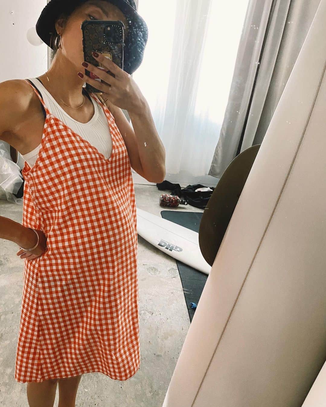 堀舞紀のインスタグラム：「🦞 . . . 腹でかおばちゃんは ワンピの下に 五分丈スパッツをはきこんでいます。 . . 五分丈スパッツは 万能で teeの下にも合わせてコーデできるし、 夏の妊婦の強い味方でつ。 . . 妊娠期間が暑い時期の方々は ぜふぃ 五分丈スパッツを！！ (これは妊婦用🤰🏽も買いました) . . サイクリング🚴‍♀️パンツって 言うのかな？！ オシャマな呼び方は。 . . とりあえず 膝上のスパッツの事です。 . . 今日は 昔からの地元のお友達が 全部赤ちゃんグッズを処分してしまった 私なんぞの為に スイマーバとかベビーバスとか とにかく赤子用品を譲ってくれました 🙌🏾💦 . . 何しろ妊婦だと言う自覚もあまり ないまま妊娠後期に入る 母ちゃんなので💦 何ひとつ準備していませんの😵‍💫 . . 神様仏様カオリ様！！ どうもありがとう🙇🏽‍♀️！！！ この 使う時期の限られた商品達を また1から揃える気力なんて 今のワシにはありまへん🤢 . . 周りがいつのまにかどんどん ママになっていて 立派に子育てしている姿をみると 😳スゴイ😳 と感心と尊敬の眼差し。。 . . 私もちゃんと2人の母ちゃん出来るかな😅 . . 2人目が産まれたら 前回失敗した混合ミルクを やってみたいし！ なるべく抱っこ紐しないで ベビーカーで過ごしたいし、 夜は沢山寝てもらいたいし、 cannyO とキャンプ🏕行きたいし😭 ↑ 夢物語。 . . 叶うといいなぁ〜 あと。 私的に1番いらないシステムが "出産祝い制度" 🙋🏽‍♀️。 . . なんでだろ、、 祝われたくない😂← . . なので みなさん、 お疲れ〜🙋🏽‍♀️ッ てメッセージだけで🌷4649 . . . #27weekspregnant  #week27 #妊娠中期　も今日でおしまいける。 #検診が増えてめんどくさい　けど 中身の大きさが気になる、、 #妊婦コーデ #マタニティコーデ #妊婦服　#夏の妊婦 #出産準備」