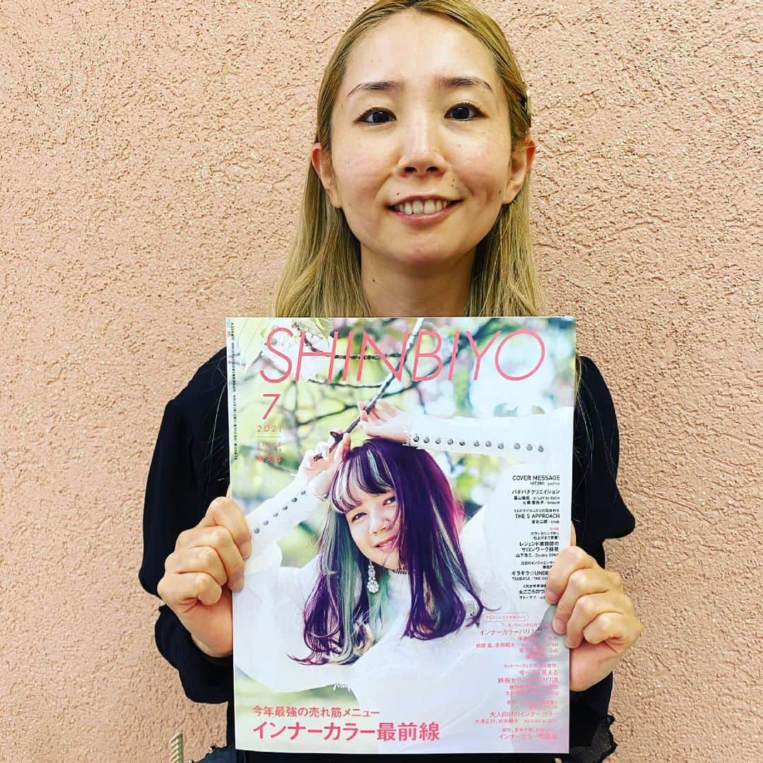 bianca kamakuraのインスタグラム：「^_^  SHINBIYO7月号の 表紙はなんと！！  HITOMIが やらせていただきました！🤗  2回目の表紙をさせて頂き、 本当に大変名誉なことです🙇‍♂️  このようなご依頼に心より感謝を申し上げます🙇‍♀️🙏  またこれからも 素敵なお仕事できるよう biancaとpadmeのみんなで 頑張っていきます💪  #SHINBIYO #HITOMI #padme #biancakamakura #インナーカラー最前線 #表紙」