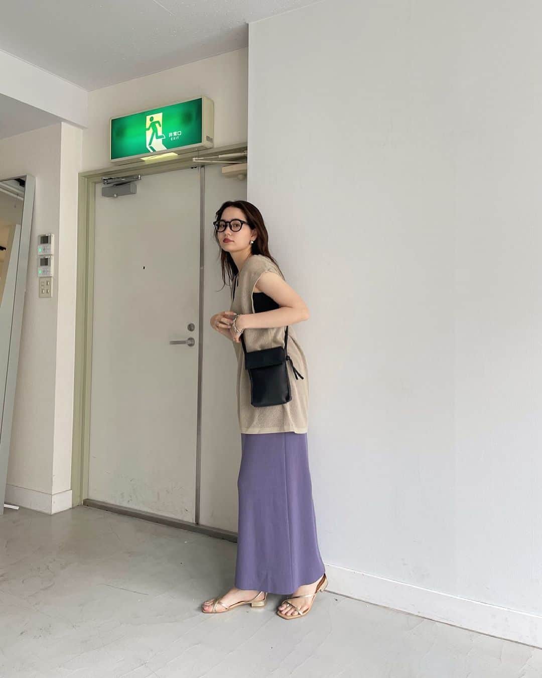 加藤愛里クリスティーナのインスタグラム：「Airi’s closet  最近は紫のニットスカートめちゃくちゃ愛用してます おしゃれになれる色な気がして☺️ スカートs.mの2サイズあるしカラーも3色あるから、高身長の方も低身長の方もギリギリで着れて大人っぽくなるから一押しです🙈 メガネ以外 @tina_jojun 👱🏻‍♀️  p.s. 最近食欲ありすぎて毎日マック食べたいんだけど、どーする？ダイエット6日間サボってる。」