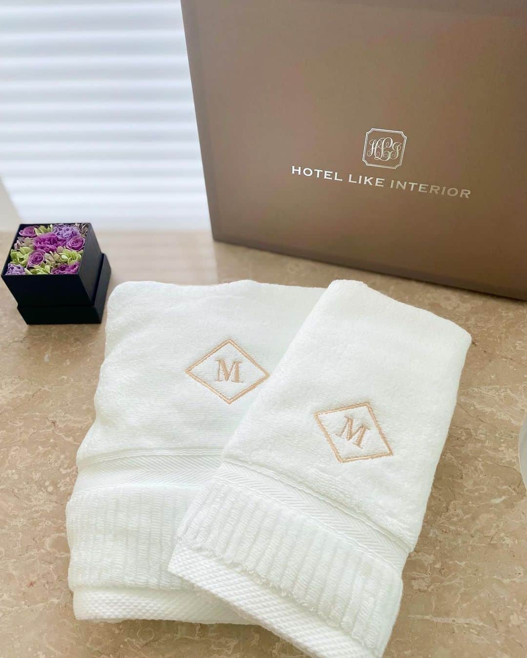 渡辺舞のインスタグラム：「楽しみにしていたタオルが届きました🤍  刺繍のデザインや色を自ら選んでオーダーできるから、特別感があって嬉しい🕊✨  #ホテルライクインテリア #hotellikeinterior  #pr」