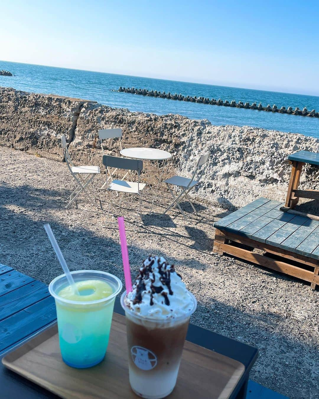 RINKAさんのインスタグラム写真 - (RINKAInstagram)「海の見えるおしゃれなカフェに おともだちと行ってきたよ☕️🤍 . 銭箱駅の目の前だから 車がなくても行けるとこが良き🚗 . 鯖サンド美味しそうで 食べたかったけど我慢した🤤🤍笑 . 甘いの普段は飲まないんだけど 久々にこってこての飲んでみたら 美味しくて幸せだった🧸🤍🤍 . #銭函カフェ #札幌カフェ#札幌スイーツ #小樽カフェ#女子会#カフェ好きな人と繋がりたい #札幌カフェ巡り」6月23日 17時11分 - rinka.716