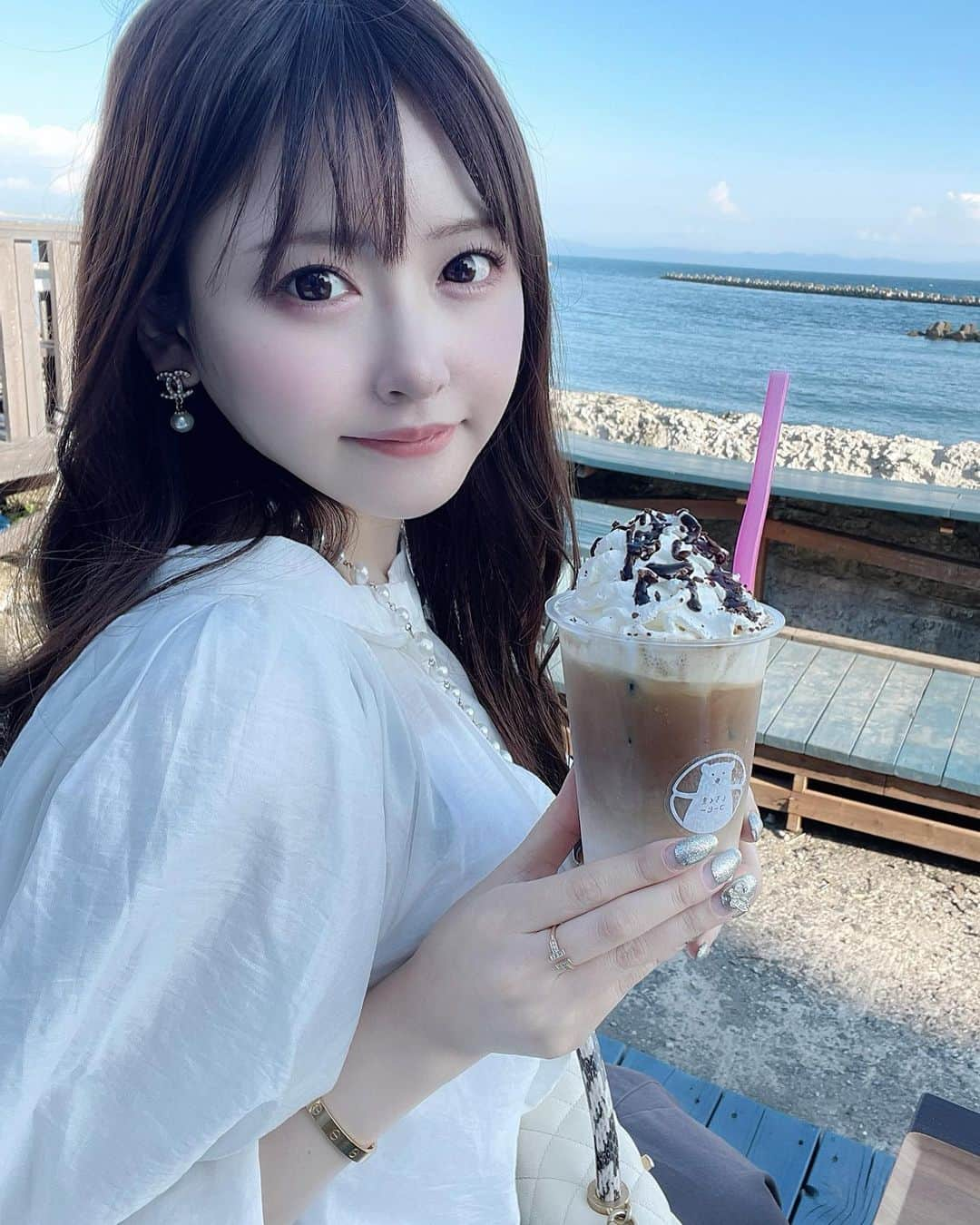 RINKAさんのインスタグラム写真 - (RINKAInstagram)「海の見えるおしゃれなカフェに おともだちと行ってきたよ☕️🤍 . 銭箱駅の目の前だから 車がなくても行けるとこが良き🚗 . 鯖サンド美味しそうで 食べたかったけど我慢した🤤🤍笑 . 甘いの普段は飲まないんだけど 久々にこってこての飲んでみたら 美味しくて幸せだった🧸🤍🤍 . #銭函カフェ #札幌カフェ#札幌スイーツ #小樽カフェ#女子会#カフェ好きな人と繋がりたい #札幌カフェ巡り」6月23日 17時11分 - rinka.716