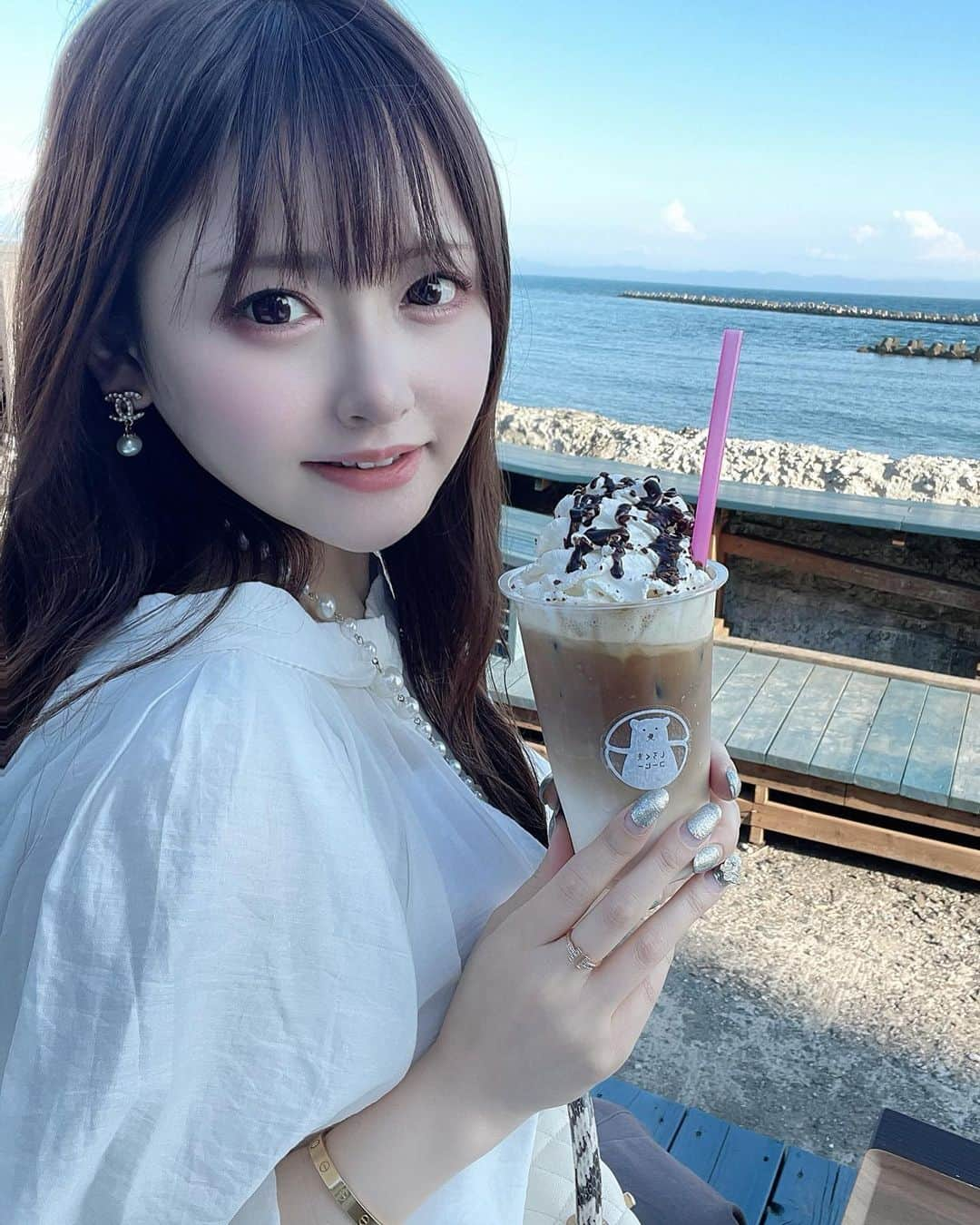 RINKAさんのインスタグラム写真 - (RINKAInstagram)「海の見えるおしゃれなカフェに おともだちと行ってきたよ☕️🤍 . 銭箱駅の目の前だから 車がなくても行けるとこが良き🚗 . 鯖サンド美味しそうで 食べたかったけど我慢した🤤🤍笑 . 甘いの普段は飲まないんだけど 久々にこってこての飲んでみたら 美味しくて幸せだった🧸🤍🤍 . #銭函カフェ #札幌カフェ#札幌スイーツ #小樽カフェ#女子会#カフェ好きな人と繋がりたい #札幌カフェ巡り」6月23日 17時11分 - rinka.716