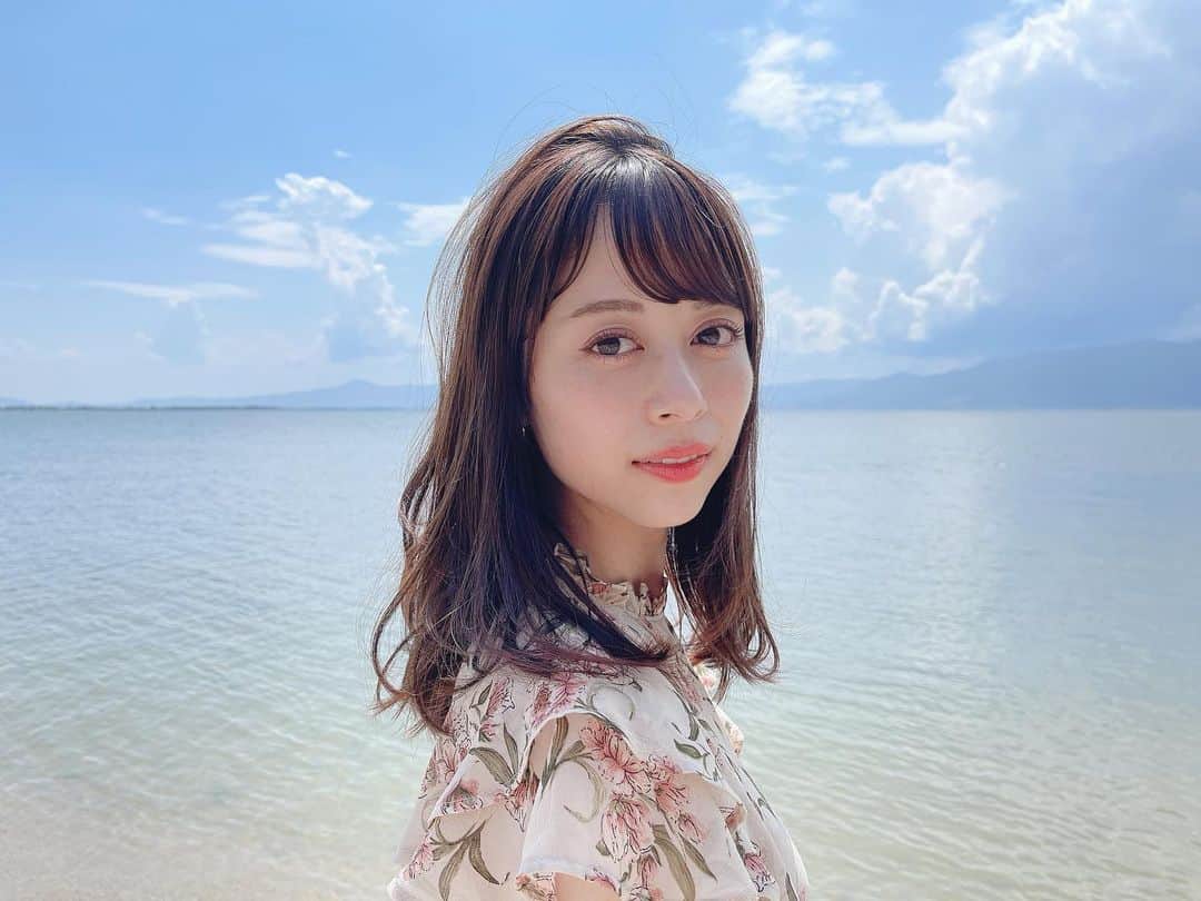 國嶋絢香のインスタグラム：「♡  素晴らしき琵琶湖🦢💙  楓花ちゃんがいっぱい撮ってくれました😂 恥ずかしかったけど嬉しかった✨  #滋賀県 #水ヶ浜 #シャーレ水ヶ浜 #琵琶湖 #滋賀県いいとこ #滋賀カフェ #滋賀グルメ #絶景カフェ  #溢れ出る沖縄感 #溢れ出る奄美感 #奄美帰りたい」