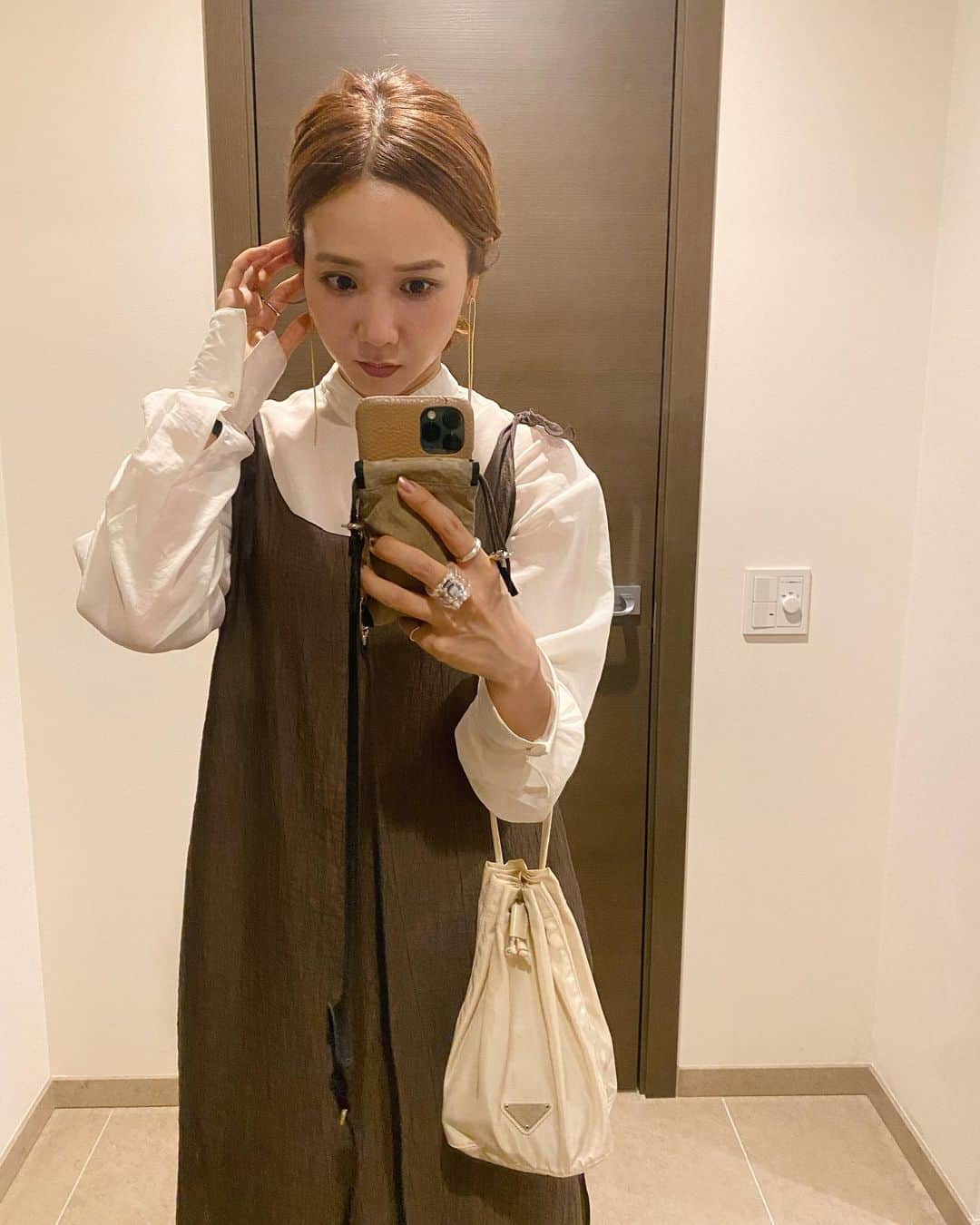 田中里奈さんのインスタグラム写真 - (田中里奈Instagram)「この前のお買い物中にCurensology @curensology で見つけたヴィンテージのPRADAの巾着。 真っ白じゃなくてクリーム色っぽいところが私のコーデにしっくりきそう、と思ったけどやっぱりいい感じにフィット♡ しばらく続いた黒小物で引き締めブーム、今度は薄い色がきてるみたい。  ------------------------------------  今夜21時より、ラゾーナ川崎からロクシタンのライブ配信のゲストでお邪魔します！ インスタライブじゃなくて、「MEETS SHOP」という専用のサイトからの配信になります。 ストーリーにURL載せてるので、そちらをスワイプしてそのまま観てください☺️  #rina_outfit #curensology #ヴィンテージ #plada」6月23日 17時31分 - tanakaofficial