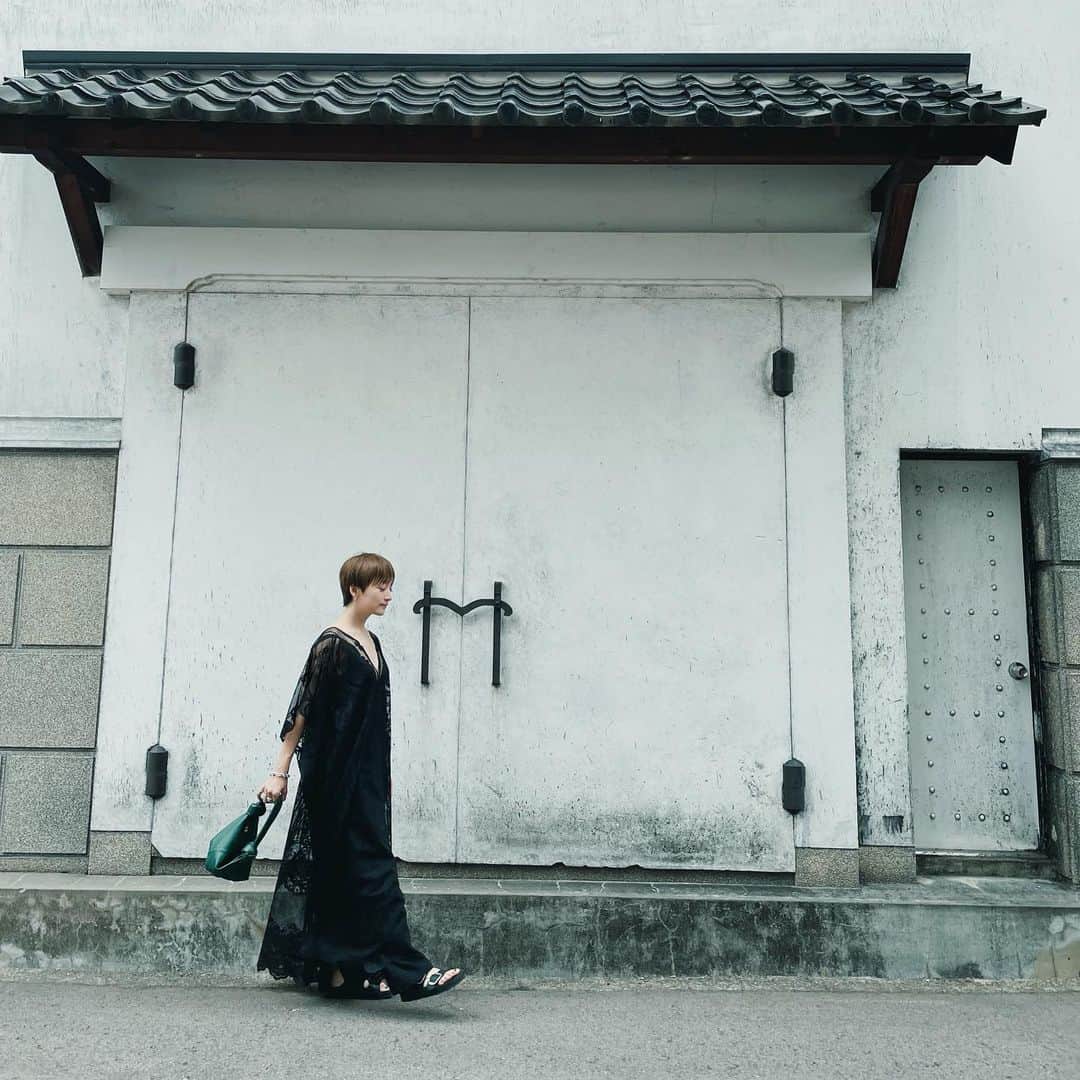 高山都さんのインスタグラム写真 - (高山都Instagram)「初の金沢！ 実は来るのが初めてだった金沢へお仕事で来ております。 しかも、大の仲良しの幸也と一緒に。 @yukiya.terai   撮影したり工場見学したり取材を受けたり。 400年近い歴史をもつ、福光屋さんの魅力たくさん吸収して伝えられるといいな。 @fukumitsuya_beauty   美しい街には美しい服を。 one-piece @mamekurogouchi  inner @mamekurogouchi × @uniqlo  pants @auralee_tokyo  bag @newbottega  sandal @birkenstock × @unitedarrows_official  そんな今日の #都ふく 朝、寝ぼけながら選んだマメのワンピースみなさんに褒められて、シックな感じでよかった。 (新幹線長いから、楽な格好がよくて) インナーのカップ付きキャミはマメのUNIQLOコラボ。 カッティング綺麗で、着た時のシルエット良すぎて、追加で数枚買い足しました。 透ける服の時のインナー合わせってすごく大切なの。 はぁーおなかすいたー。美味しいごはん楽しみだー。」6月23日 18時01分 - miyare38