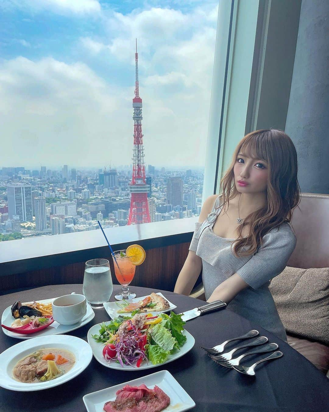 まゆぴちゅーさんのインスタグラム写真 - (まゆぴちゅーInstagram)「最高の景色を眺めながら…🗼.｡o♡ 地中海ビュッフェ🍽🌺🐠！！！  📍XEX ATAGO GREEN HILLS 42階 ➯➱➩ @xex_info   本格イタリアンを提供してきたあのXEXが、 料理の質はそのままに、低価格で楽しめる ランチビュッフェを開催してたよ❤️❤️  大人気のストロベリービュッフェに加え、 期間限定で各地のリゾートをテーマにした お料理も楽しめて、今は『地中海リゾート』 をテーマにしてたから、魚介類がたくさんで とーってもおいしかった😍😍😍！  さらに、  期間限定のトロピカルモクテル(ﾉﾝｱﾙｺｰﾙ)🍸を 6種類、飲み放題で楽しめるんだけど…✨ この絶景の窓のとこに並べてみたら、 めーちゃ綺麗でめーちゃ映えました🙈🌺笑  私のおすすめは、 手に持ってるブラッドオレンジのモクテル🍹♡♡ あとアクアパッツァもおすすめ❤️(全部美味しい🥺 スイーツも種類豊富で全部美味しい🍰💓💓💓  ほーんとに景色最高で店員さんも優しくて 居心地最高だから、ぜひ女子会やデートに 使ってみて欲しいです\( ˆoˆ )/🌈🍴 . . . #XEXATAGO #XEXでリゾート気分 #xex #xexatagogreenhills #ランチビュッフェ #ビュッフェランチ #地中海料理 #東京タワー #東京タワー夜景 #夜景が見えるレストラン  #インスタグルメ #インスタグルメアワード2021  #デートスポット #デートスポット東京  #東京グルメ #東京グルメ巡り #東京ランチ巡り」6月23日 18時05分 - mayu_03pichu