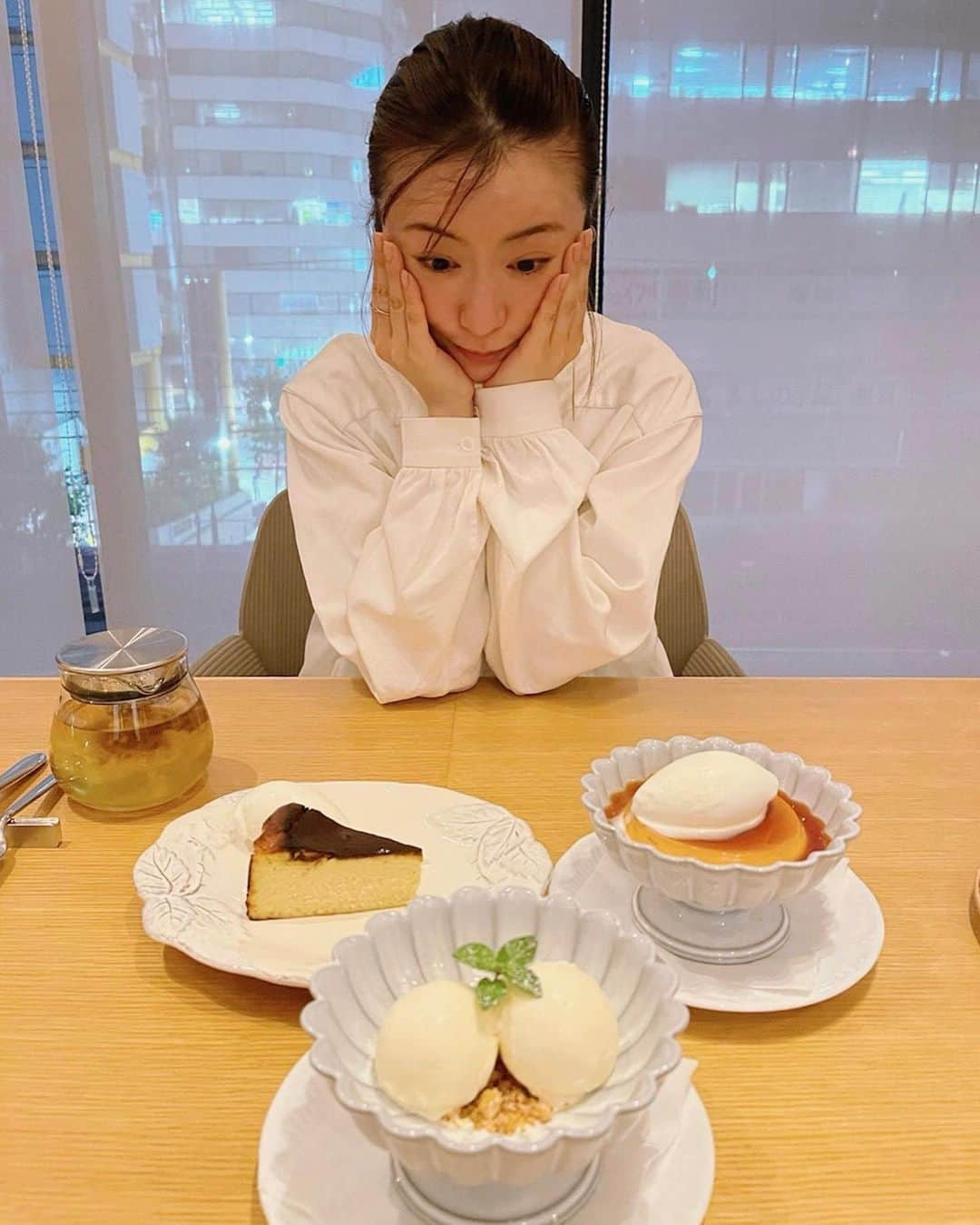 大地真央さんのインスタグラム写真 - (大地真央Instagram)「先日 💖松本まりかちゃん💖と３ヶ月ぶりの再会（╹◡╹） 初めて2人でお食事しました🍽🍾🥂🍷🍮🍨🧀 気分は『最高のオバハン中島ハルコ』のプチ打ち上げ🎉＼(^o^)／ 色々な思い出話で大笑いしながら🤗 あっという間の楽しいひとときでした❣️❣️  #楽しかった　😊😊 #大笑い　😁😁 #美味しかった　😋😋 #スイーツには目がないまりかちゃん😁💖 #デザートは別腹　❤ #最高のオバハン#中島ハルコ #最高のオバハン中島ハルコ #プチ打ち上げ　✨ #松本まりか #大地真央 #MAODAICHI #MIYASHITAPARKNEWLIGHT」6月23日 18時07分 - daichimao_official