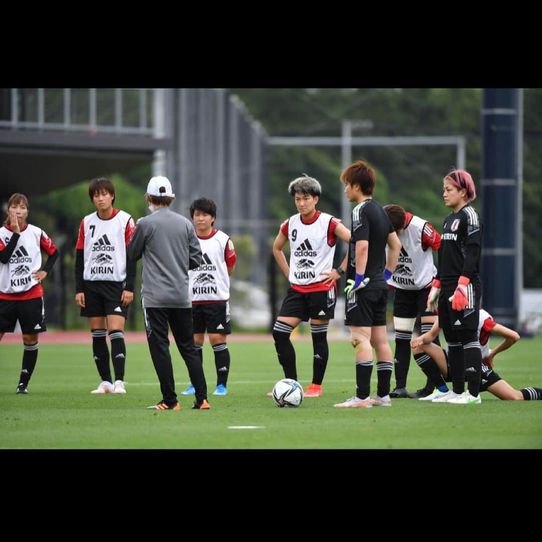 池田咲紀子のインスタグラム：「代表キャンプが始まりました。 キャンプができることに感謝し、チーム全員で全力で取り組みます。  キーパーばっかりの写真集めてみました🧤笑  最後まで怪我なく頑張ります！！！  ©︎JFA  #jfa #nadeshikojapan #tokyo2020🇯🇵」