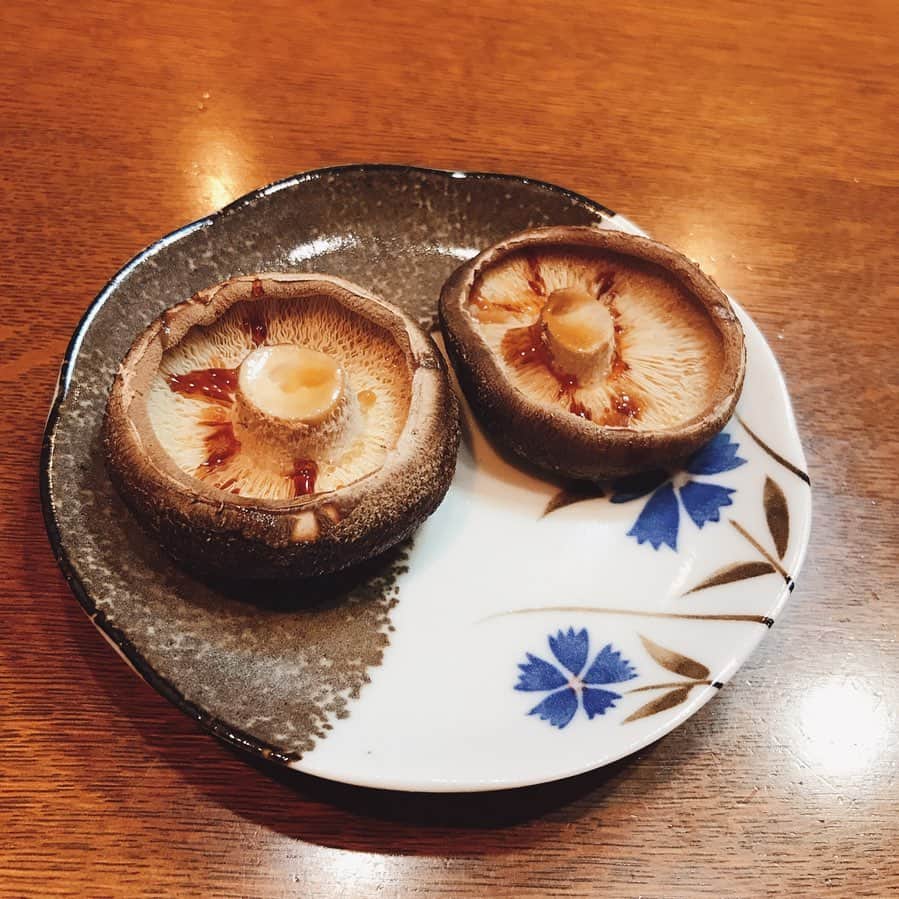 東山奈央さんのインスタグラム写真 - (東山奈央Instagram)「わ〜い！  マネージャーさんから餌付け…ではなく、差し入れをいただいたよ〜🙌  これは、 徳島県の「しいたけ侍」というものです！  以前、徳島県へイベントに行ったときに食べたことのあるご当地フードなのですが、  都内を歩いていたマネージャーさんがたまたま「徳島物産店やってる…！」と発見して、  私の分も買ってきてくださいました✨優しさ〜😭  慎重に焼いて、お醤油でいただきました………！！ ぷりぷりで、しいたけの旨みがすごいです……！美味しすぎます…！！  また徳島でいっぱい食べたいよ〜✨」6月23日 18時31分 - naobou_official