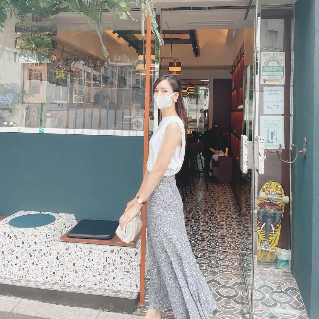 乙黒えりのインスタグラム：「パールマスクコーデ  #マスク　@amiee_by_ayuwa  #トップス　@gu_for_all_  #ナロースカート　@fray_id  #ママコーデ#ママファッション#マスクコーデ#カフェ#ドロゲリアサンクリッカ#夫婦時間#久しぶりに#ラテ飲みに行ったよ」