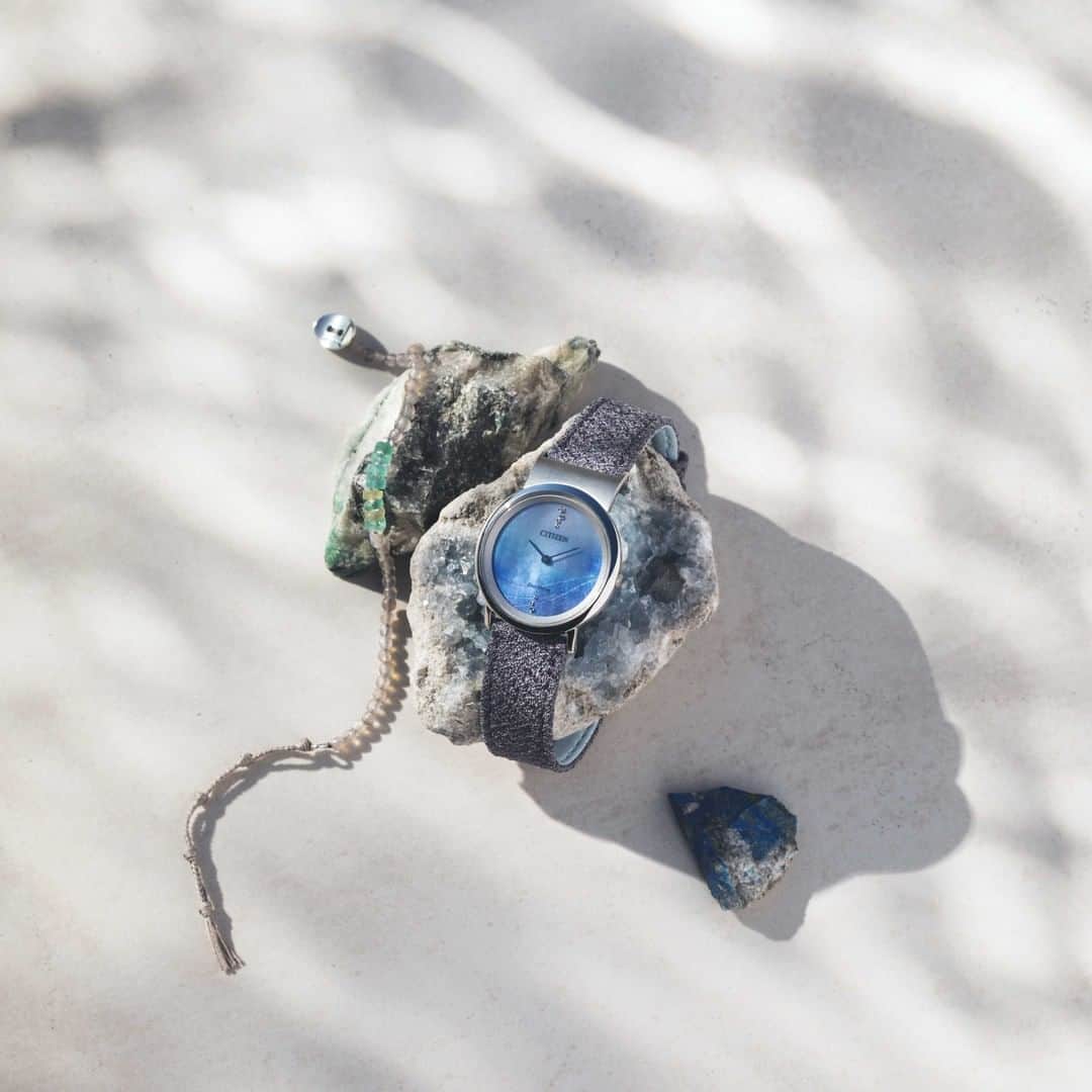 CITIZEN（シチズン時計）さんのインスタグラム写真 - (CITIZEN（シチズン時計）Instagram)「デザインテーマは「Beautiful Ocean」『シチズン エル』×『チャンルー @chanluujapan 』コラボレーションモデル✨ ・ 美しい海を未来に繋いでいきたい。CHAN LUUとのコラボレーションで生まれた限定モデルです。 ・ 美しい海をイメージした白蝶貝の文字板は、光の当たり具合によりさまざまな表情を見せてくれます。 ・ 12時位置には、海面に湧き上がる泡を表現してサステナブルなダイヤモンド「ラボグロウン・ダイヤモンド」１ポイントと、カットパーツを配置。 ・ #海洋プラスチック を再利用して作られた繊維を含んだテキスタイルを採用したバンドも絶妙な色合いです！ ・ 今回の時計には2000年前のローマングラスビーズを使ったCHAN LUUオリジナルブレスレットも付属されています。 ・ 過去から現在、未来へと時をつなぎ、美しい地球に想いを馳せるアートピースのようなアクセサリーです😊 ・ 【時計　シチズン エル×チャンルー　コラボレーションモデル　EG7071-03L 世界限定1,080本￥55,000　(税抜価格￥50,000)】 ・ #シチズン #時計 #腕時計 #watch #マイシチズン #ジュエリー #アクセサリー #シチズンエル #サステナブル #サステナブルな暮らし #サステナブルファッション #サステナブルウオッチ #手元くら部 #チャンルー #チャンルーコラボ #chanluu #コラボ商品 #時計好き #時計好きな人と繋がりたい #限定モデル #夏ファッション #春コーデ #sdgs #リサイクル #リサイクル素材 #シンプルコーデ #シンプルな暮らし #ていねいな暮らし」6月23日 19時00分 - citizenwatchjp