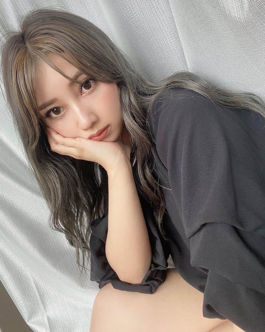 YUMIKAのインスタグラム：「2回目の #脳洗浄 体験レポ🌞✨ 今回も安定に眠ってしまった…😪💓幸  心地良くて全身がふわ〜って 軽くなるのに頭はスッキリ軽い 不思議体験が出来るからハマりました🥰  2枚目みたいに施術受ける前と後が かなり変化するので行くのが 毎回楽しみになってる(๑˃̵ᴗ˂̵)و 💐  仕事中は気を張っている事も多いので 施術はもちろんサキさんの人柄にも癒されるのでオアシス感🥰💓  癒しの時間をいつもありがとうございます💓💓  @parafuse.osaka_saki  #サロン #脳洗浄®︎ #大阪 #happy #健康第一 #癒しの時間」