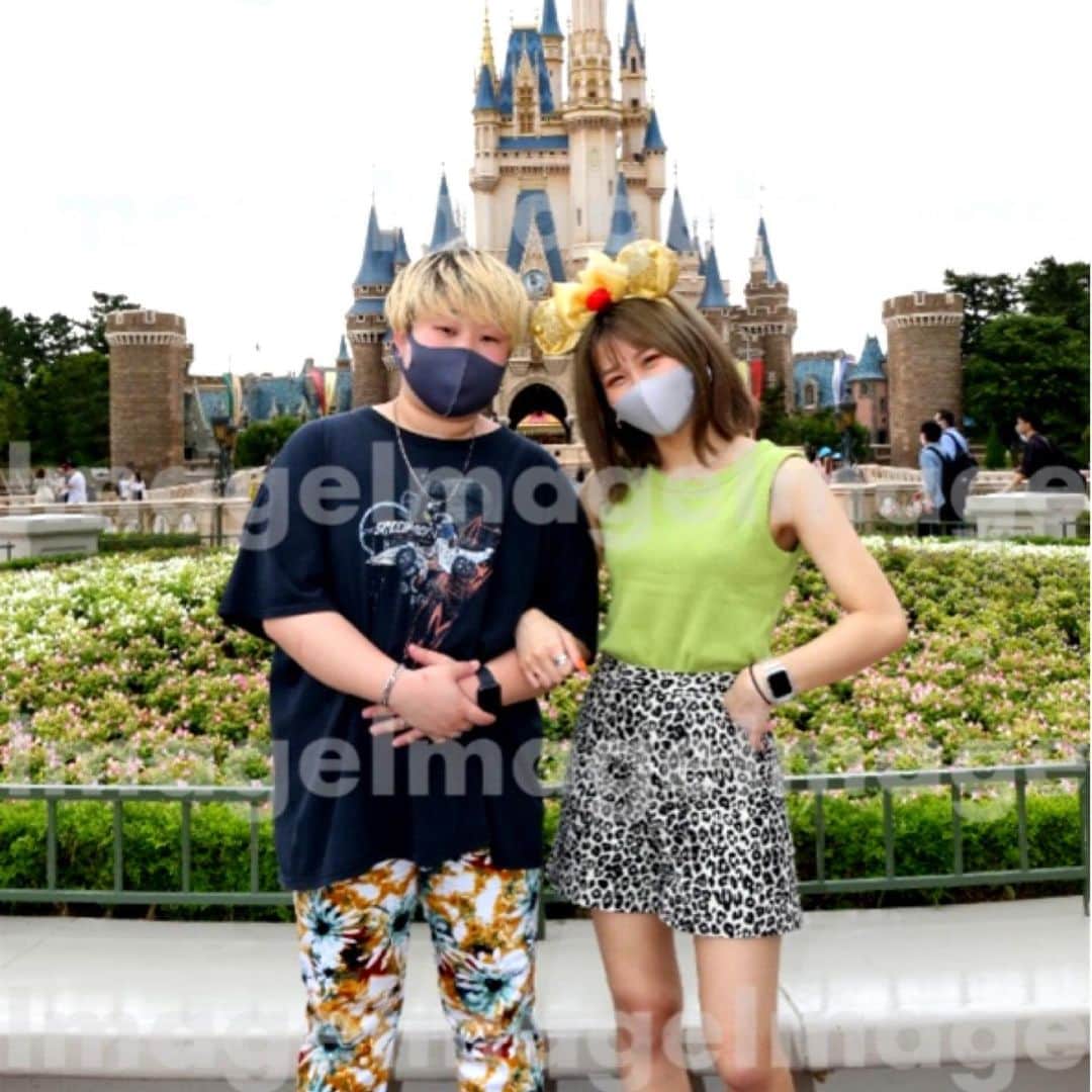 こう（夜のひと笑い）のインスタグラム：「Disney行ってきたたったわ！ 城の前でキャストに撮ってもらってお金払ったらちゃんとしたやつ見れますって言われてなんか腹立つからこのまま保存して載せるわ！☺️  #キャストさんみんな笑顔素敵 #でも心が笑ってないやつおった #もうちょっと心からわろてくれ #もっと口角あげてくれや #悩み事あんのか？ #おまえの悩み事は俺には関係ない #仕事ちゃんとしてくれ #トータル楽しかった☺️」