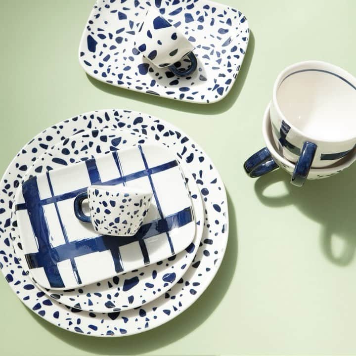 ベンシモンのインスタグラム：「JEU CONCOURS / 3 L’été, c’est aussi le moment de se réunir à la maison et de partager des moments avec les personnes qui nous sont chères. Petit dej au soleil, barbecue, garden et pool party, les occasions sont nombreuses 🥂✨   Aujourd’hui, on vous fait donc découvrir la marque @moismont qui propose de jolis accessoires pour la maison. Tentez de gagner un grand plaid d’été 100% coton pour tous les soirs où il fera un peu plus frais.   Dans votre colis, il y aura également notre nouvelle gamme de vaisselle Terrazzo, aux imprimés bleus et graphiques. Ça vous tente ? 💙   Pour participer : - Liker ce post et l’enregistrer - Être abonné à @moismont & @bensimoncollection - Inviter des amis fans de déco   Le gagnant sera tiré au sort samedi ! Participez autant de fois que vous le souhaitez.   🇬🇧 GIVEAWAY / 3 Summer is also the perfect time to get together at home and share moments with our loved ones! Breakfast in the sun, barbecue, garden and pool parties, so many opportunities 🥂✨   So today, we’re introducing you to @moismont, a brand that offers beautiful home accessories. Try to win a large 100% cotton summer throw for all the nights where it will be a bit chilly.   In your package, there will also be our new range of Terrazzo tableware, with blue and graphic prints. 💙   For a chance to win : - Like and save this post - Follow @moismont & @bensimoncollection - Invite friends that love home decor   Saturday draw! Participate as many times as you want.  #bensimon #bensimoncollection #jeuconcours #concours #giveaway #giveawaycontest #été #summer」