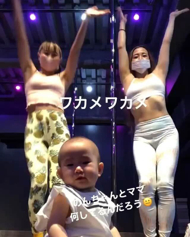 のインスタグラム：「母は子供の笑顔が見たいのです👩‍👧👩‍👦はーと❤️💙 ・ ・ #Repost @mana6314 with @make_repost ・・・ ゆあたんが泣いたので のんちゃんとワカメダンスしたら 何してんの😐ってされたよ😂😂😂😂😂  #赤ちゃんのいる生活  #dance  #母」