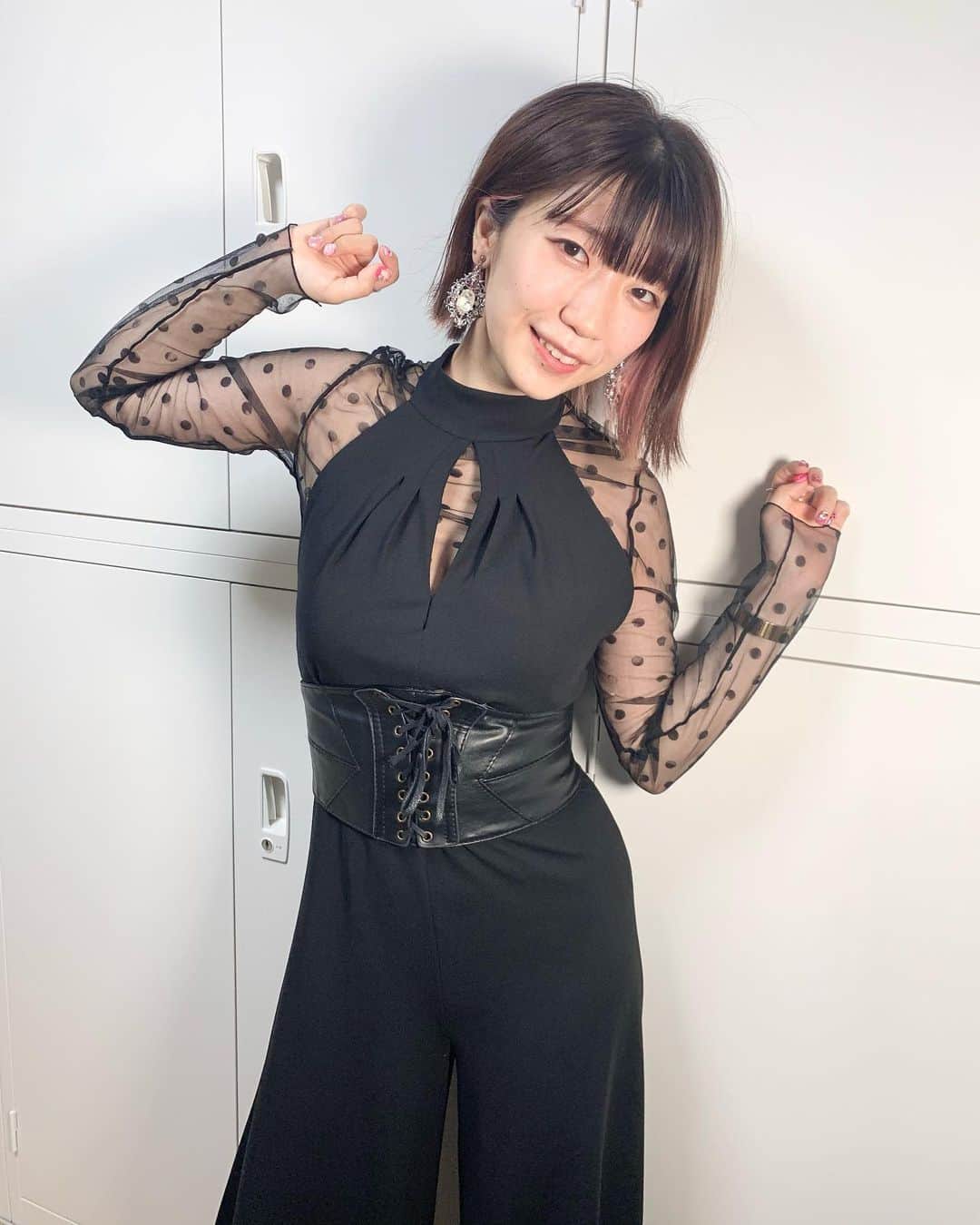 ぱいぱいでか美のインスタグラム：「きっかの衣装💛 . 先月の受注チェキの衣装は 吉川友ちゃん @kikkawayou_official の衣装をお借りして 撮影しましたーーーー！ 脚の長さギリギリすぎたけどチェキに足元写らんからおk。 大人だけど大人っぽい衣装をあんまり着ない私ですが 大人なので大人っぽい衣装当たり前にしっくり来たね🖤 きっかありがとー！ . 今月の受注チェキの衣装テーマは 💐ジューンブライド👰🏻 6月これしか思い浮かばなかった。笑 受注締め切り今日までです！ ハイライトからリンク飛べるのてよかったらどうぞ。 サイン&デコ入りです。 ちなみに先月の参考までに4枚目 こんな感じで作ってます〜 シール貼る位置のこだわり微妙に強くて 意外に時間かけてやってます😂w . #ぱいぱいでか美 #でか美ちゃん #チェキ」
