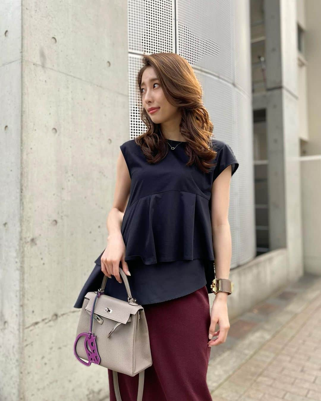 冨張愛さんのインスタグラム写真 - (冨張愛Instagram)「Black & Bordeaux💜 今から秋まで沢山着られそうなお洋服たち... アシンメトリーなトップス すごく万能で スカートにも、パンツにも合わせやすい。  この日は New cosmeでmakeしました💋 ✔︎ IPSA lip stick C01 ✔︎ Ettusais lip edition 05 👁 Ettusais eye edition 04 リップは重ね付けすると 深みのある赤に。 シャドウは 肌馴染み良く使いやすいブラウン。 最近この3つ 頻度高く使ってます🤍 * tops & skirt ... #maglieparefde @m_maglie_le_cassetto_official  accessory ... #ecrette @ecrette_official  shoes ... #pippichic @pippichic_official」6月23日 19時59分 - megumitomihari