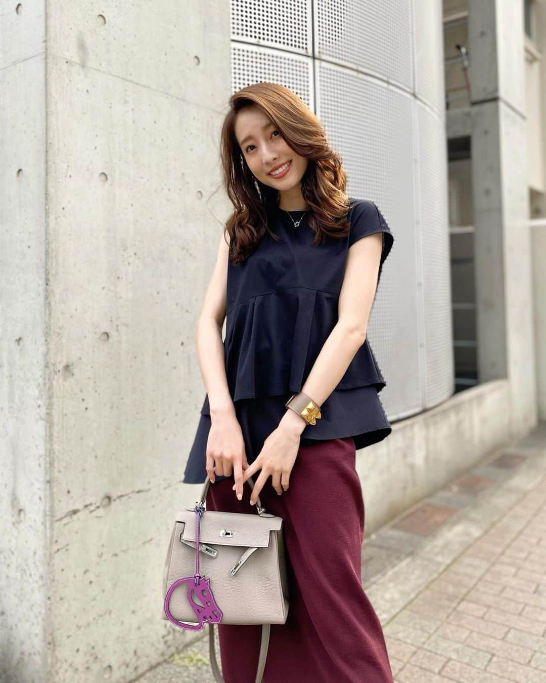 冨張愛さんのインスタグラム写真 - (冨張愛Instagram)「Black & Bordeaux💜 今から秋まで沢山着られそうなお洋服たち... アシンメトリーなトップス すごく万能で スカートにも、パンツにも合わせやすい。  この日は New cosmeでmakeしました💋 ✔︎ IPSA lip stick C01 ✔︎ Ettusais lip edition 05 👁 Ettusais eye edition 04 リップは重ね付けすると 深みのある赤に。 シャドウは 肌馴染み良く使いやすいブラウン。 最近この3つ 頻度高く使ってます🤍 * tops & skirt ... #maglieparefde @m_maglie_le_cassetto_official  accessory ... #ecrette @ecrette_official  shoes ... #pippichic @pippichic_official」6月23日 19時59分 - megumitomihari