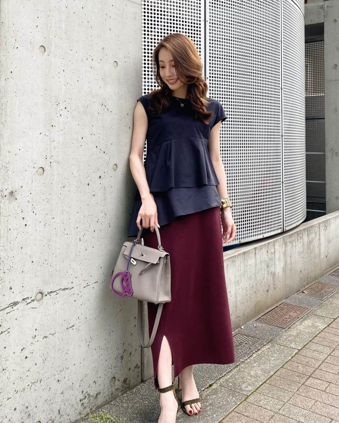 冨張愛さんのインスタグラム写真 - (冨張愛Instagram)「Black & Bordeaux💜 今から秋まで沢山着られそうなお洋服たち... アシンメトリーなトップス すごく万能で スカートにも、パンツにも合わせやすい。  この日は New cosmeでmakeしました💋 ✔︎ IPSA lip stick C01 ✔︎ Ettusais lip edition 05 👁 Ettusais eye edition 04 リップは重ね付けすると 深みのある赤に。 シャドウは 肌馴染み良く使いやすいブラウン。 最近この3つ 頻度高く使ってます🤍 * tops & skirt ... #maglieparefde @m_maglie_le_cassetto_official  accessory ... #ecrette @ecrette_official  shoes ... #pippichic @pippichic_official」6月23日 19時59分 - megumitomihari