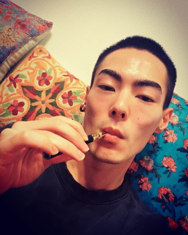 岩崎拓馬のインスタグラム：「@cbd.apis . . 最近目覚めがよくなったきがする  もう少し続けてみよっと🌿❤️ . . #apic #cbd #happytime」