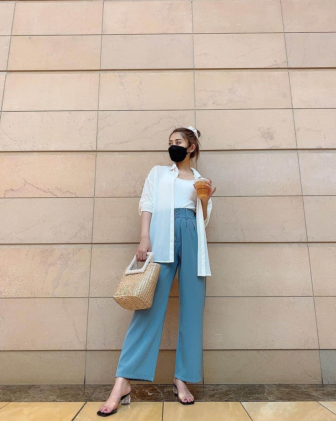 のインスタグラム：「空港での１枚✈️ ⁡ 帰るだけだったのでラフに🐰✨ ⁡ #misakicode ⁡ tops→ @grl_official  pants→ @amail_official  sandal→ @grl_official  bag→ @zara  ⁡ #code #fashion #コーデ #ファッション #grl #グレイル #amail #アマイル #zara #ザラ #クリアサンダル」